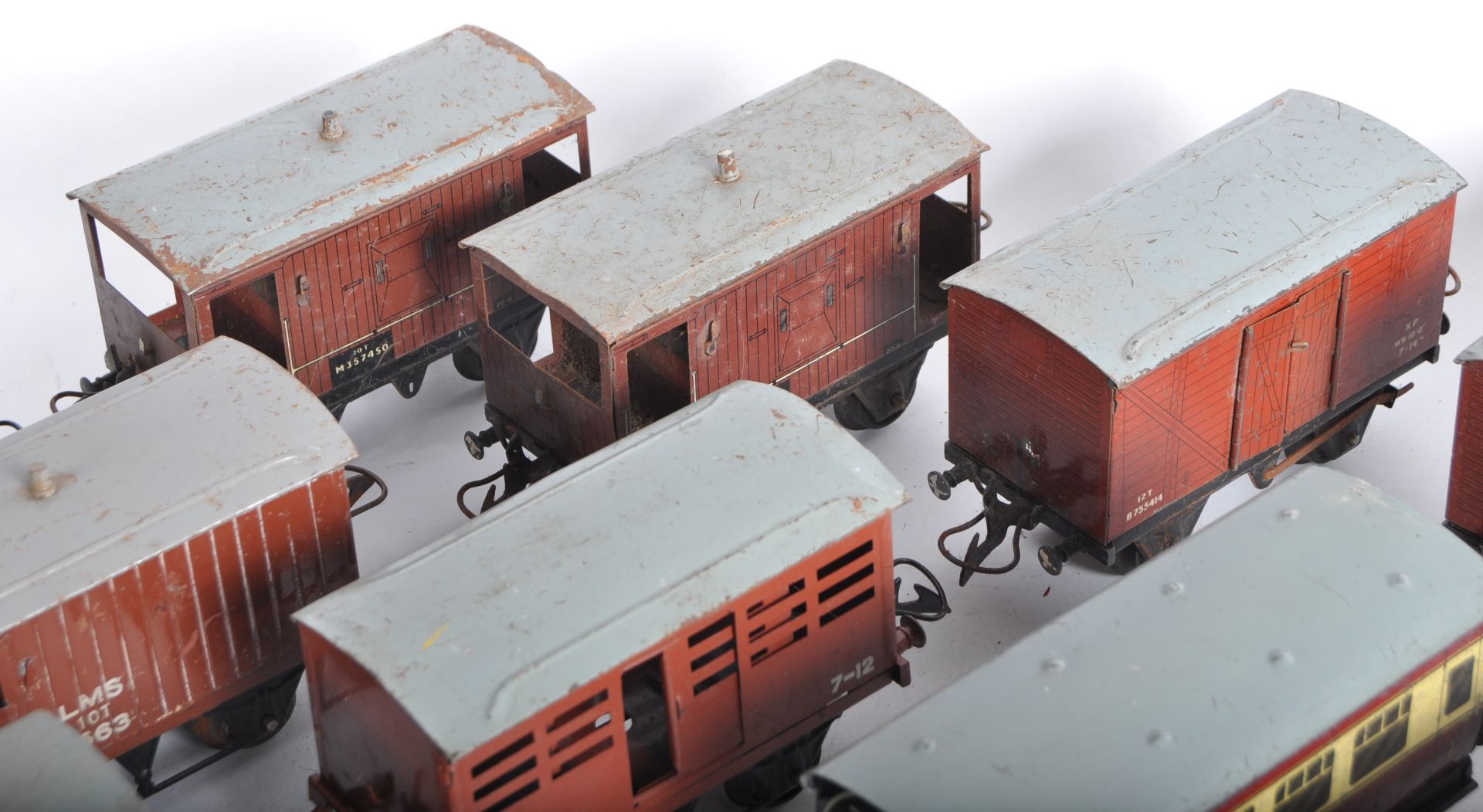 COLLECTION OF VINTAGE HORNBY SERIES O GAUGE TINPLATE WAGONS - Image 5 of 6