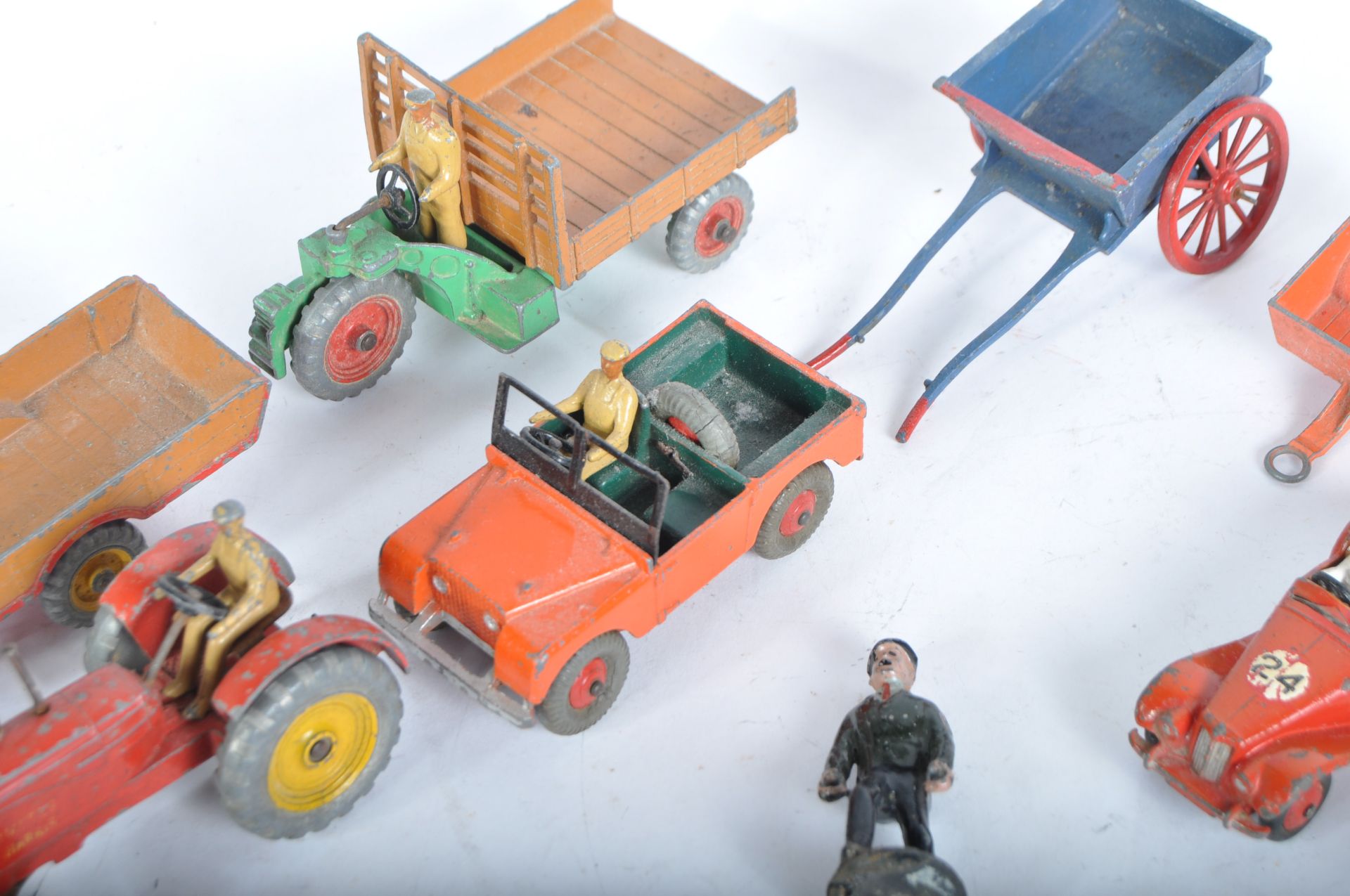 COLLECTION OF VINTAGE DIECAST & LEAD TOY FIGURES - Image 4 of 6