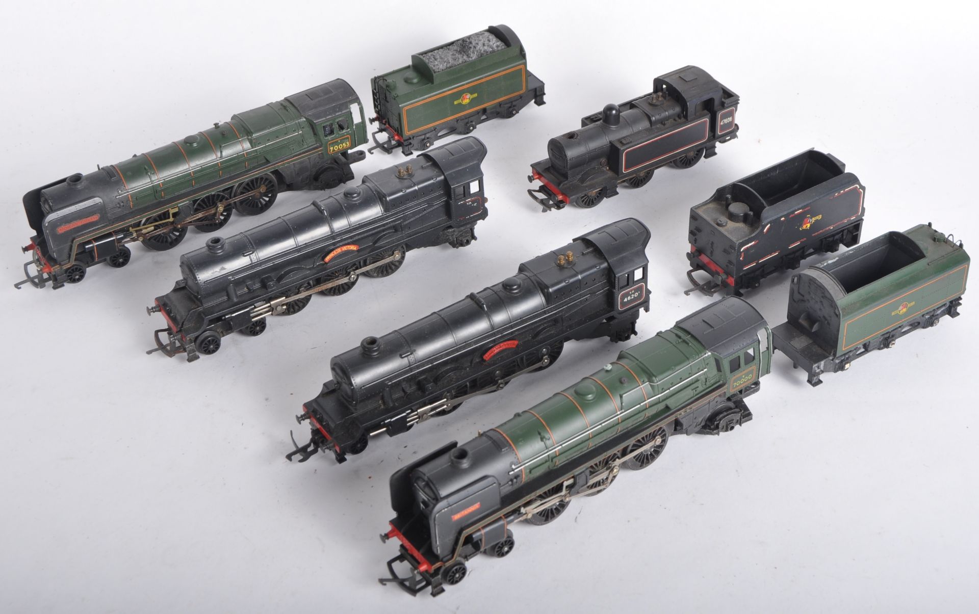 COLLECTION OF VINTAGE TRIANG 00 GAUGE MODEL RAILWAY LOCOMOTIVES