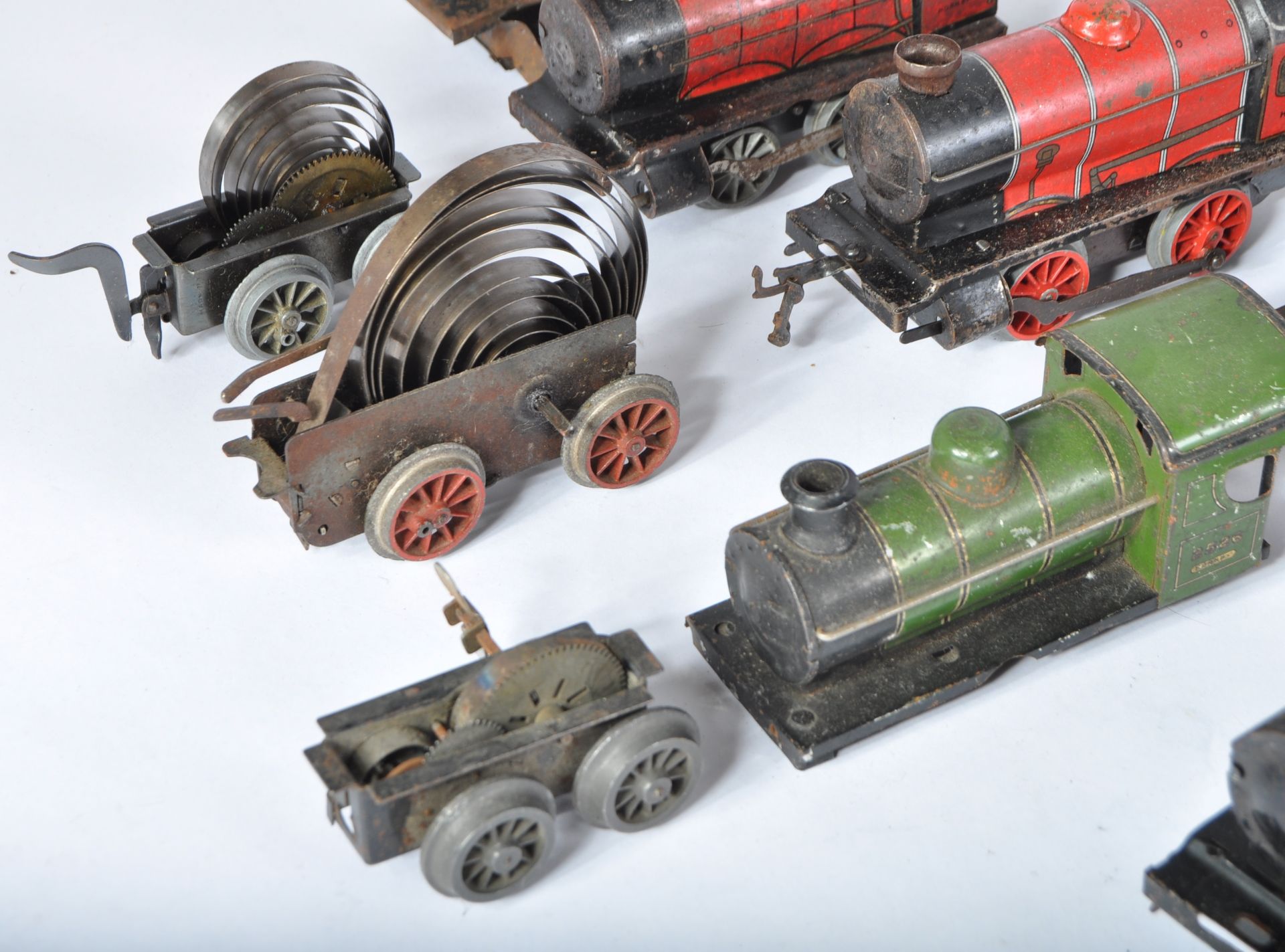 COLLECTION OF VINTAGE O GAUGE CLOCKWORK LOCOMOTIVE PARTS - Image 4 of 8