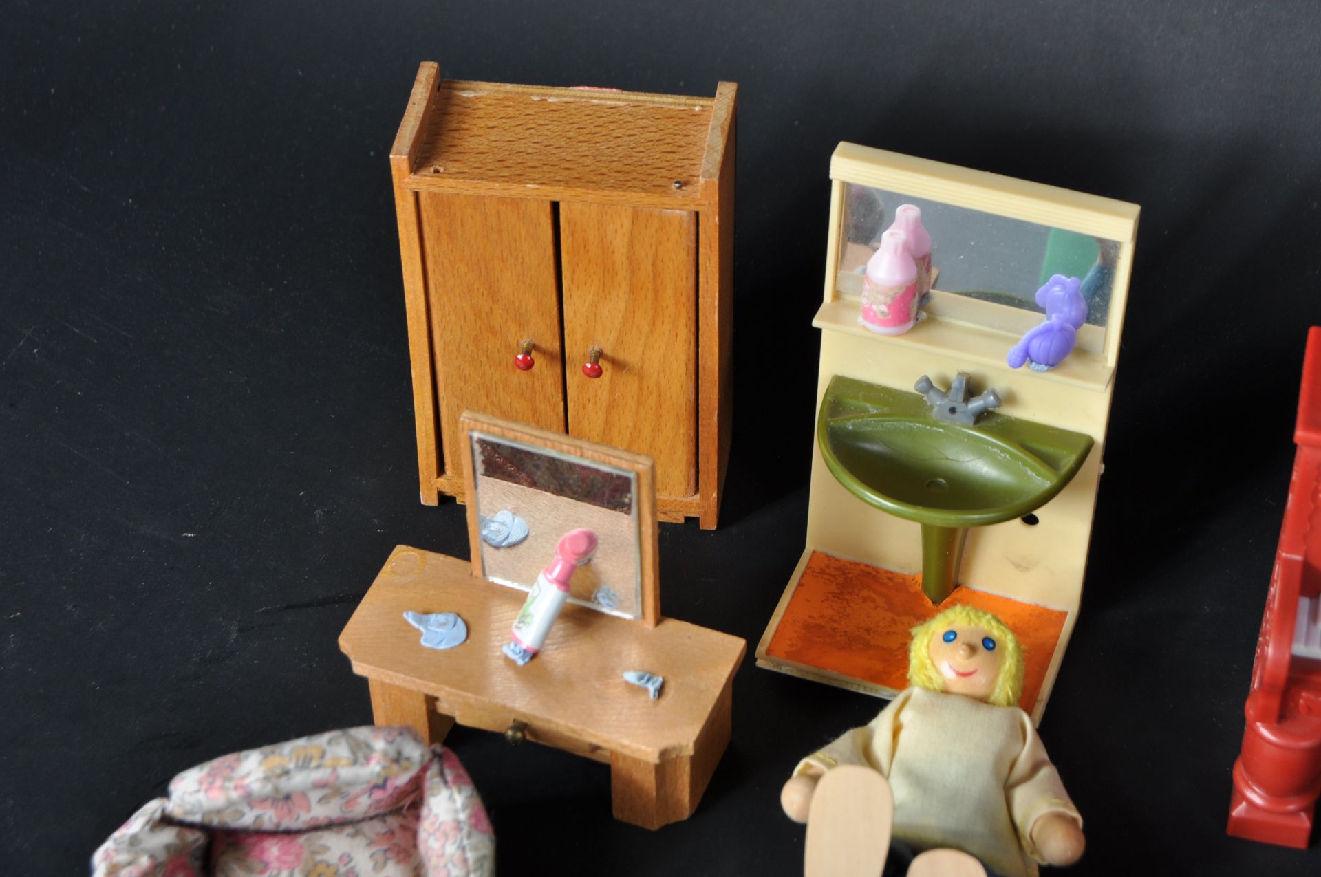 COLLECTION OF ASSORTED DOLLS HOUSE FURNITURE - Image 9 of 11