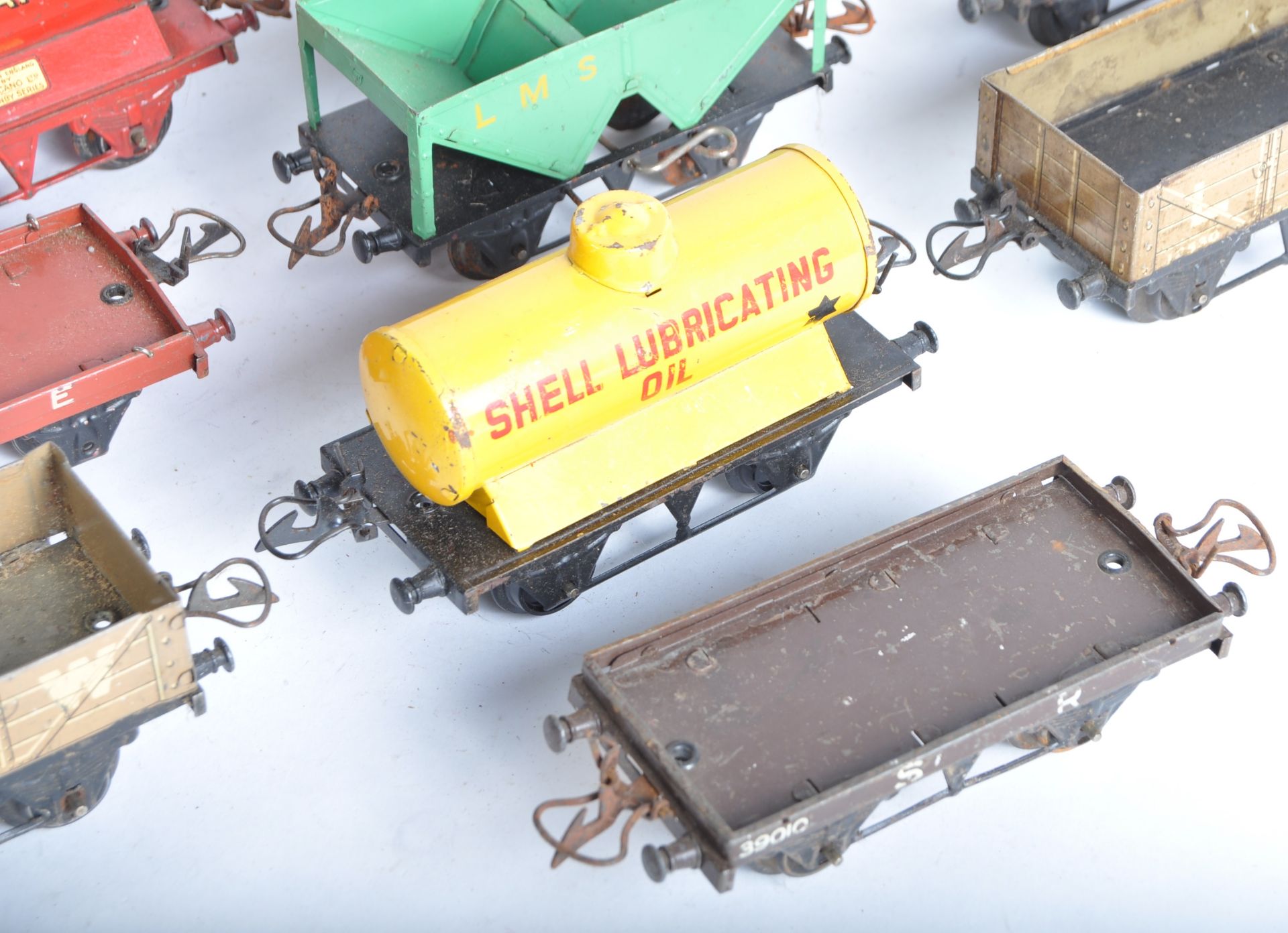 COLLECTION OF VINTAGE HORNBY O GAUGE TINPLATE WAGONS - Image 2 of 10
