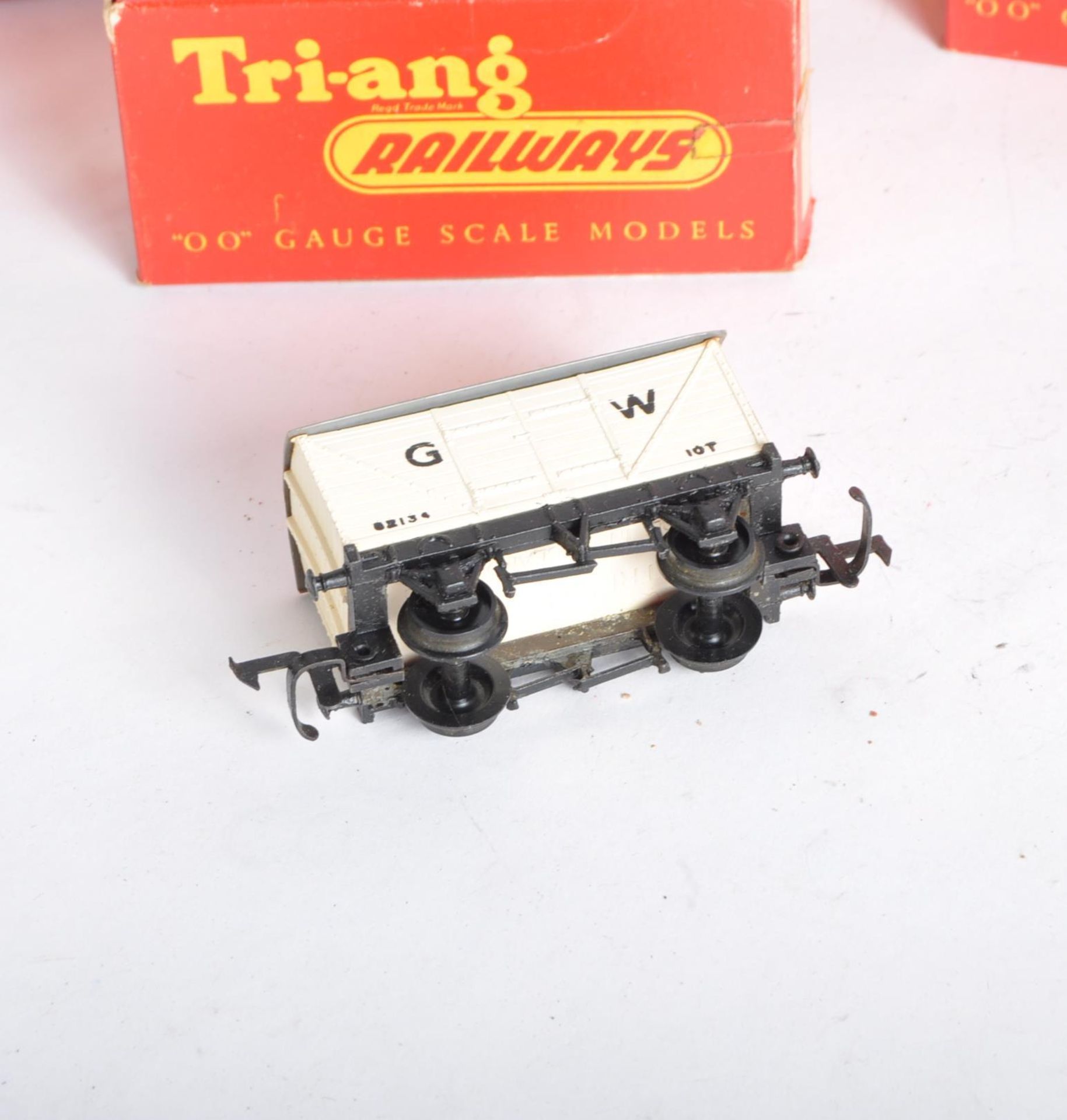 COLLECTION OF VINTAGE TRIANG 00 GAUGE MODEL RAILWAY WAGONS - Image 5 of 10
