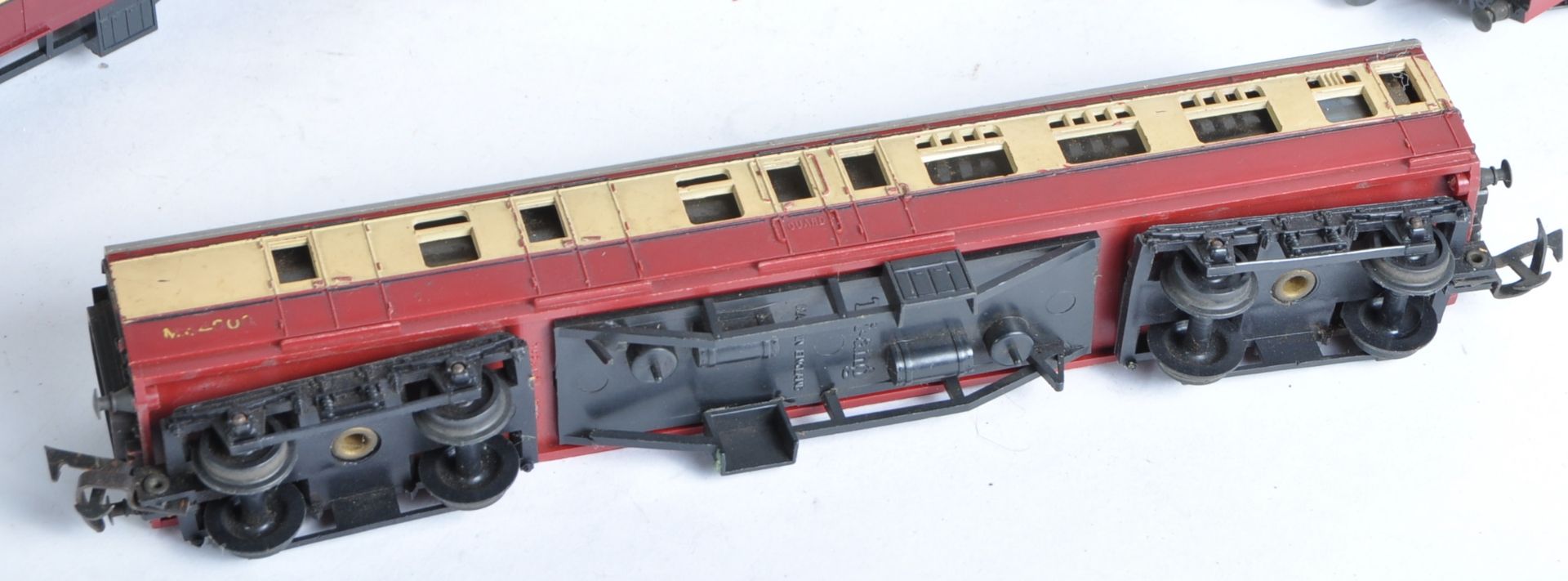 COLLECTION OF VINTAGE TRIANG 00 GAUGE MODEL RAILWAY COACHES - Image 7 of 7