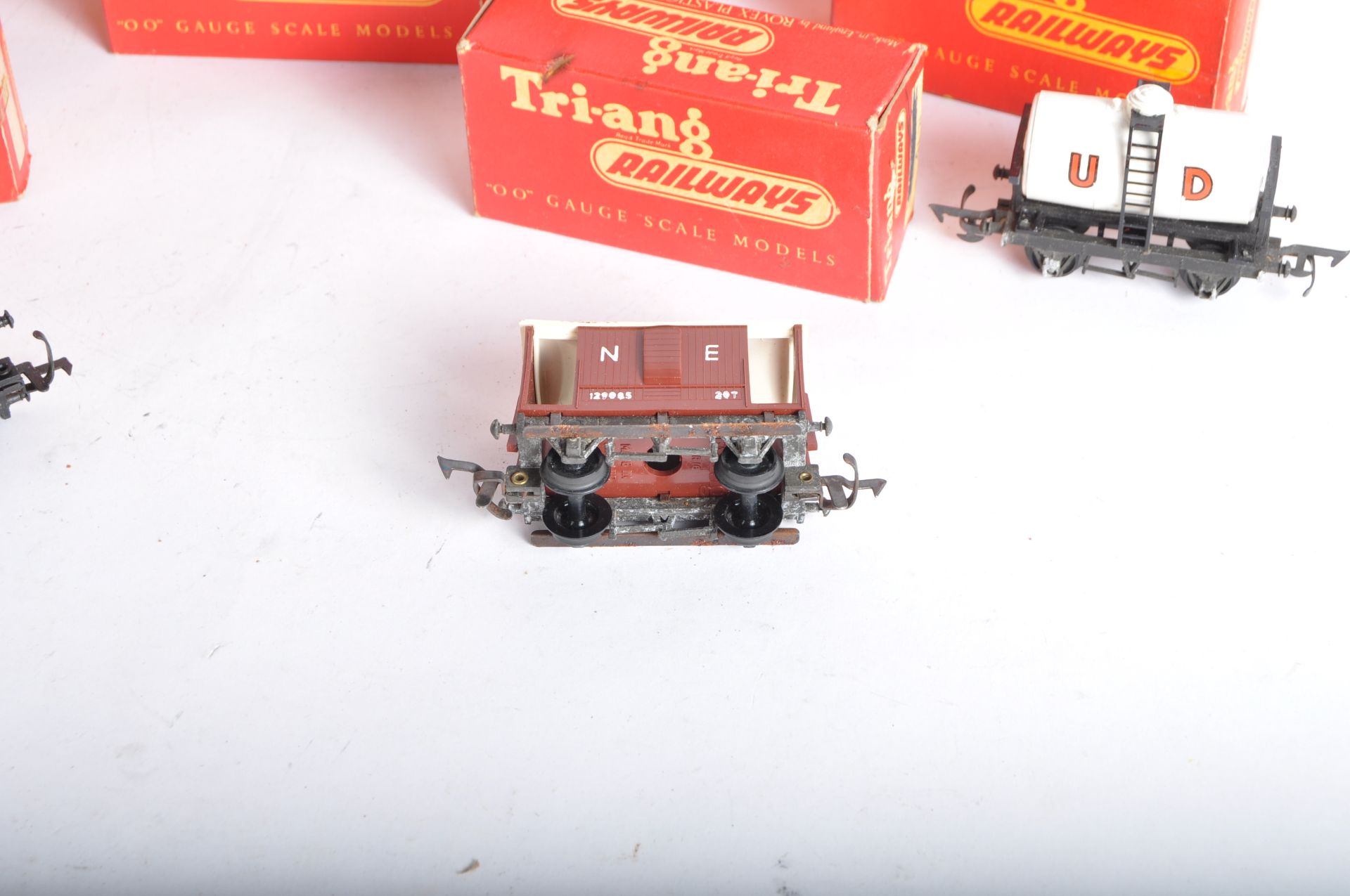 COLLECTION OF VINTAGE TRIANG 00 GAUGE MODEL RAILWAY WAGONS - Image 7 of 10