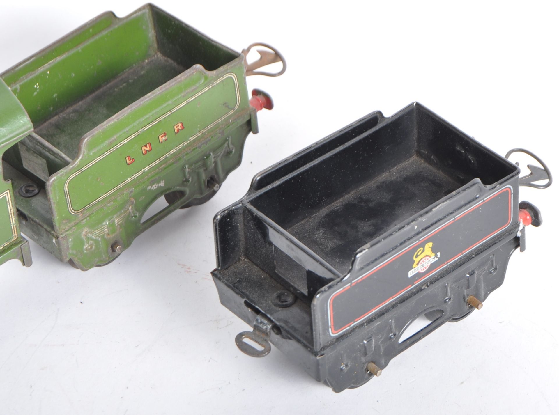 TWO VINTAGE HORNBY O GAUGE TINPLATE CLOCKWORK LOCOMOTIVES - Image 4 of 8