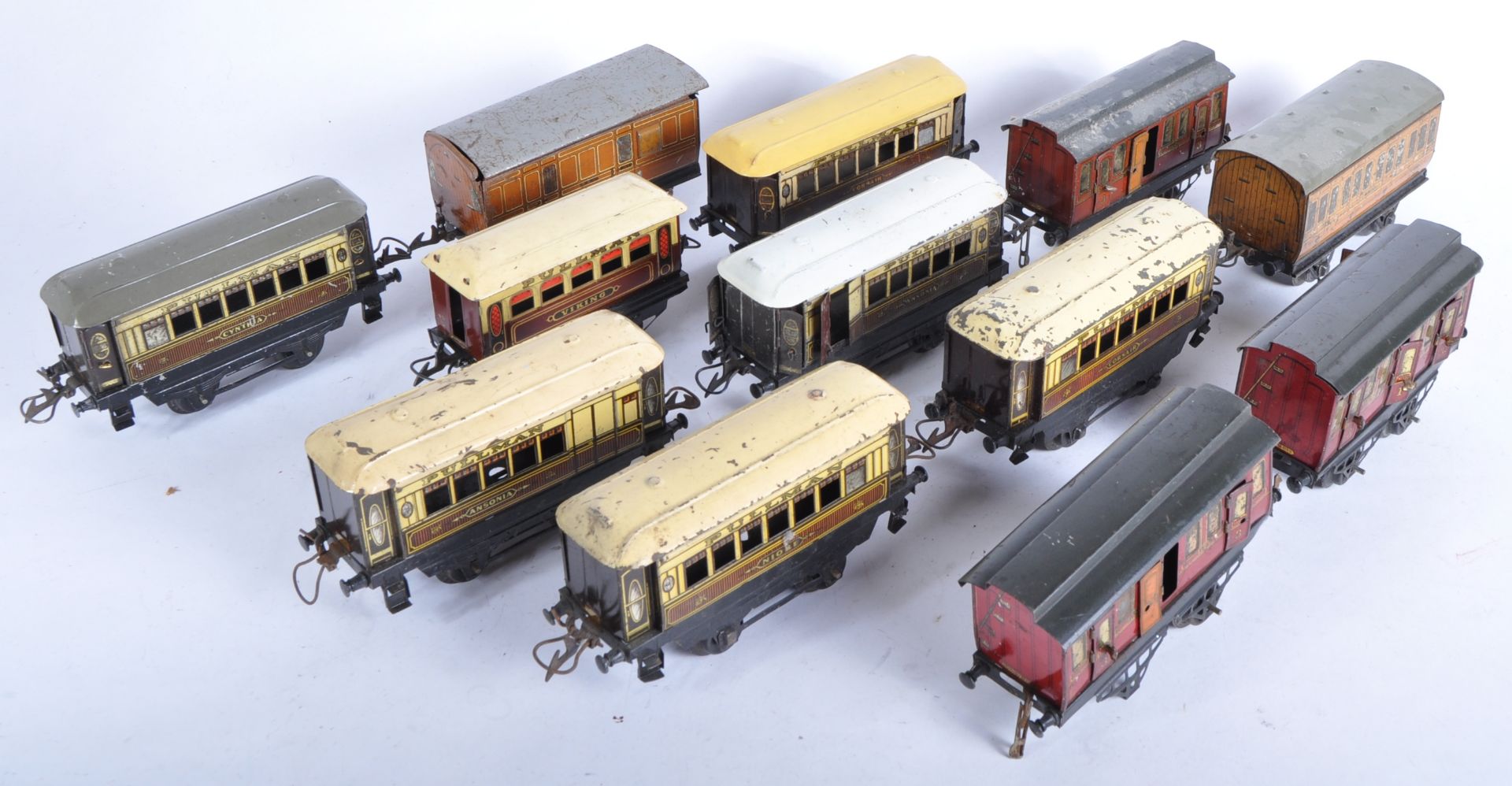 COLLECTION OF VINTAGE HORNBY O GAUGE TINPLATE RAILWAY CARRIAGES
