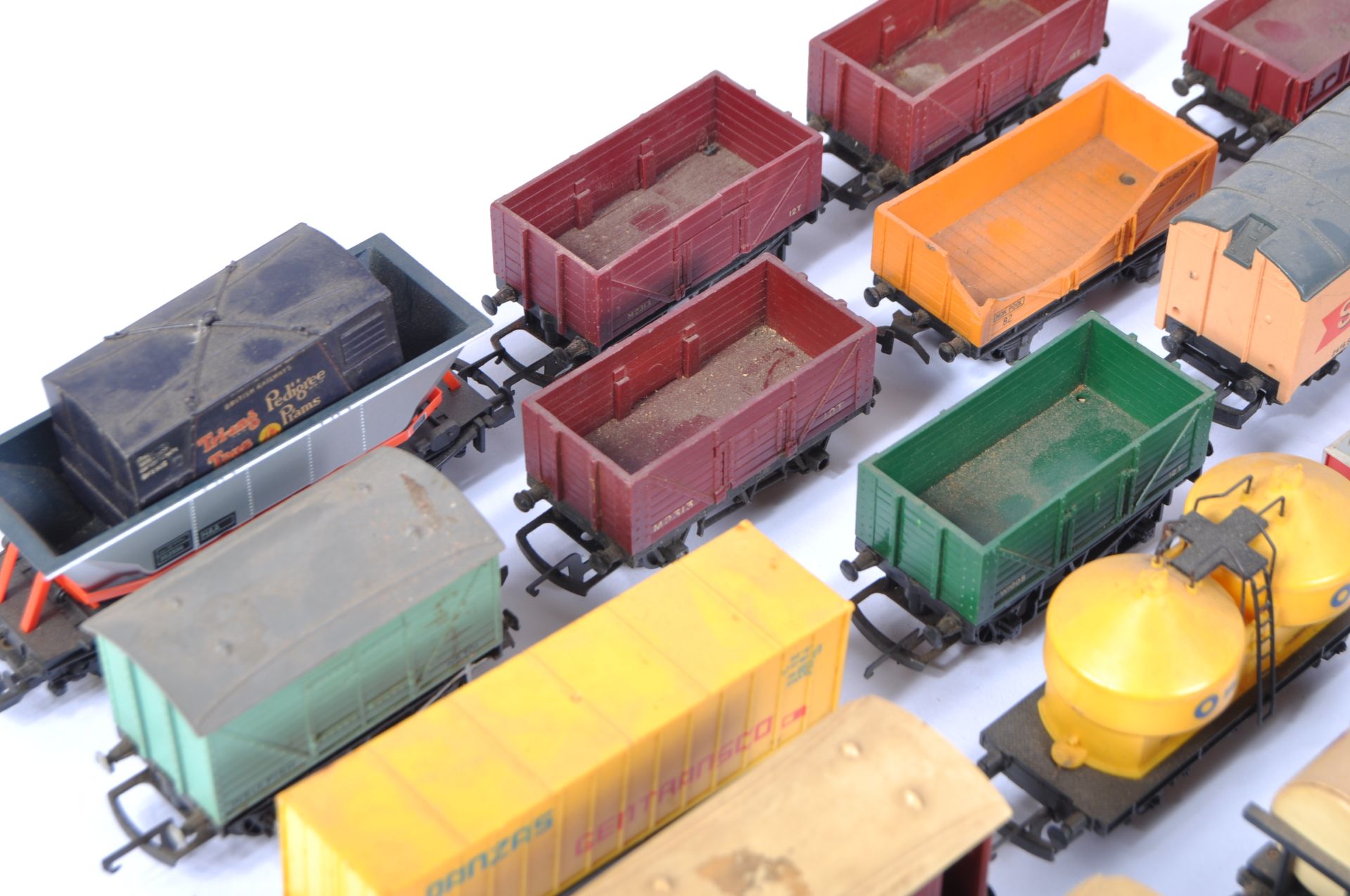 LARGE COLLECTION OF ASSORTED VINTAGE HORNBY ROLLING STOCK - Image 7 of 7