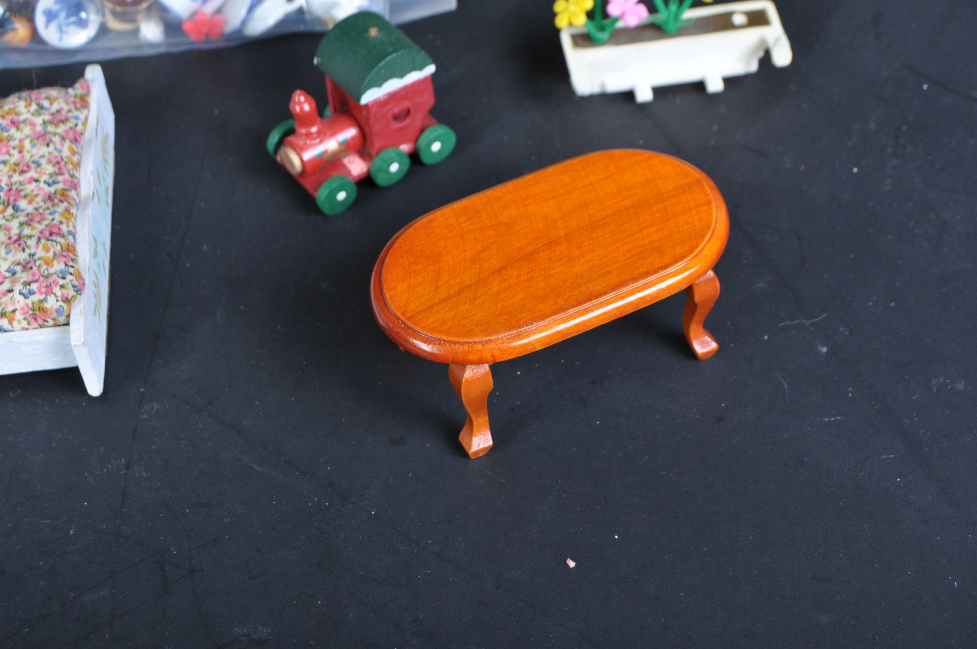 COLLECTION OF ASSORTED DOLLS HOUSE FURNITURE - Image 11 of 11