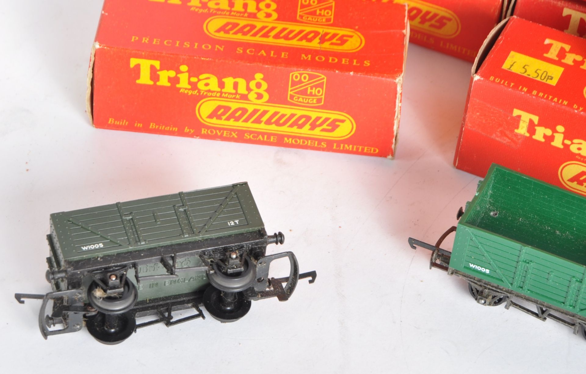 COLLECTION OF VINTAGE TRIANG 00 GAUGE MODEL RAILWAY WAGONS - Image 4 of 9