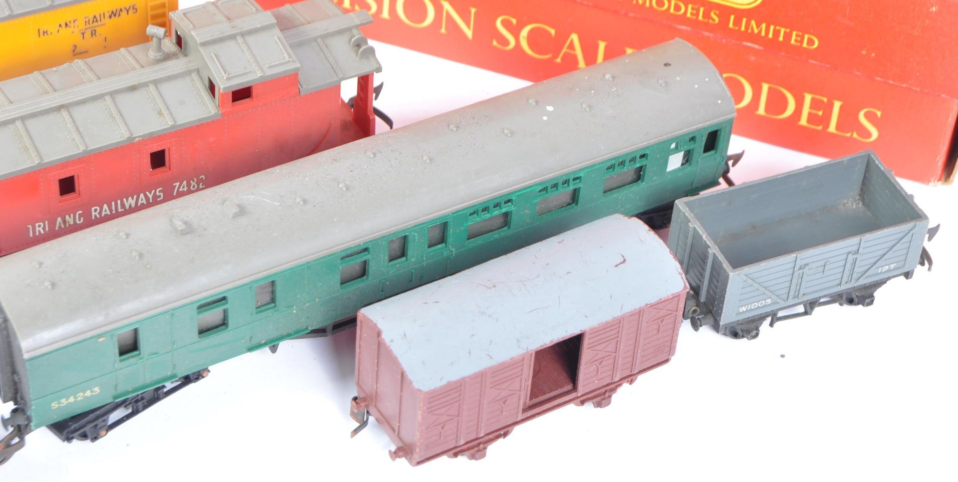COLLECTION OF VINTAGE TRIANG 00 GAUGE MODEL RAILWAY ROLLING STOCK - Image 2 of 8