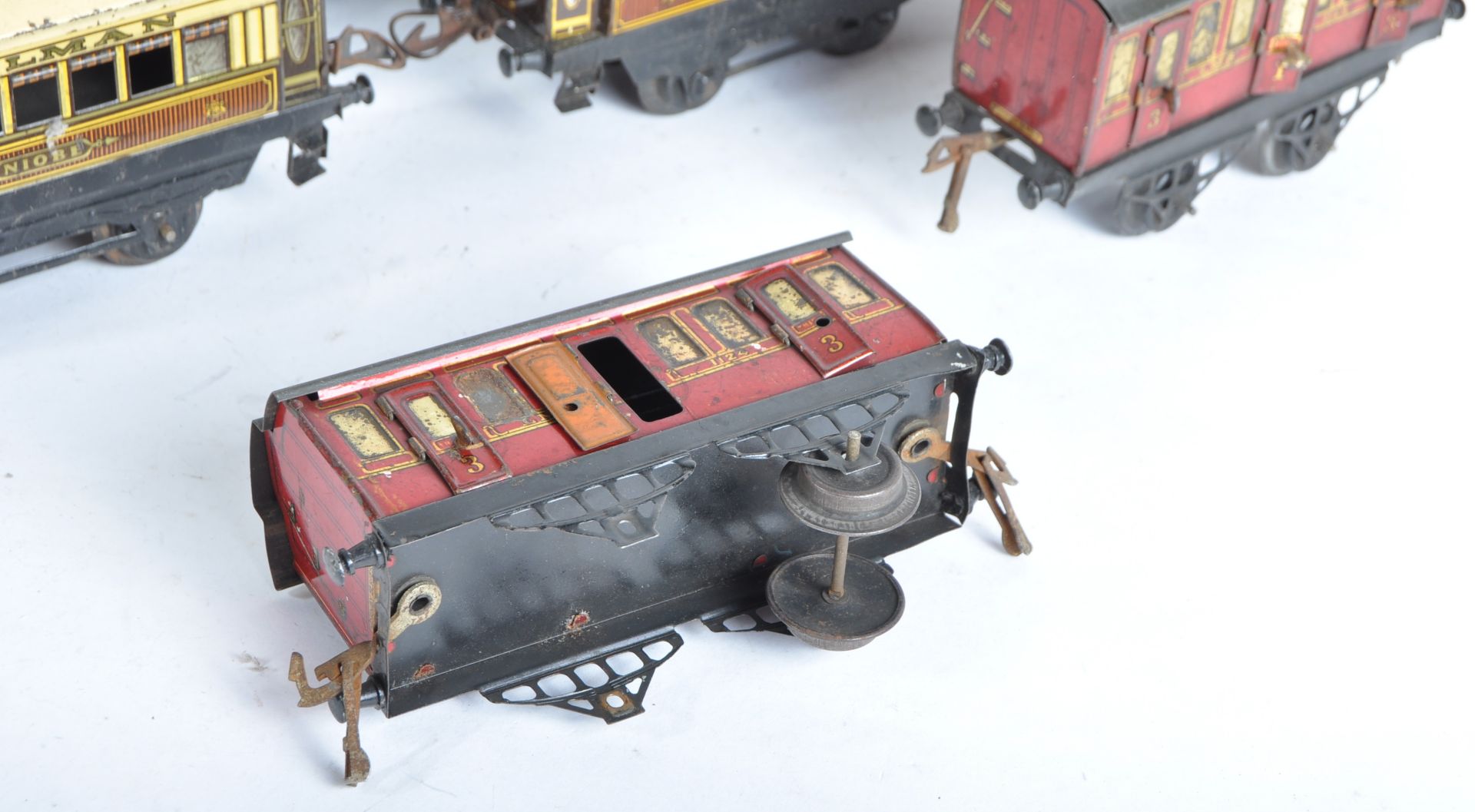 COLLECTION OF VINTAGE HORNBY O GAUGE TINPLATE RAILWAY CARRIAGES - Image 3 of 7