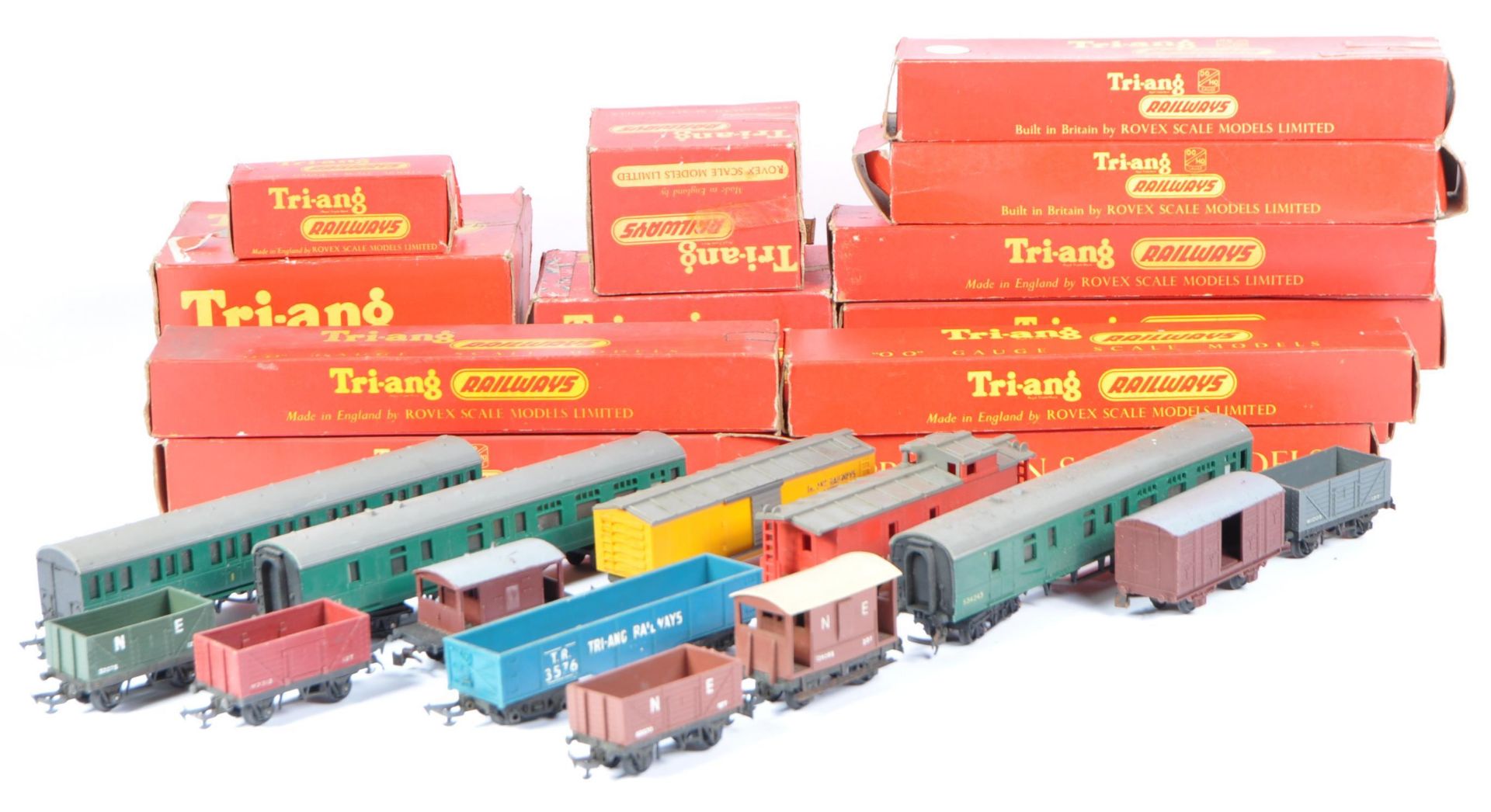 COLLECTION OF VINTAGE TRIANG 00 GAUGE MODEL RAILWAY ROLLING STOCK