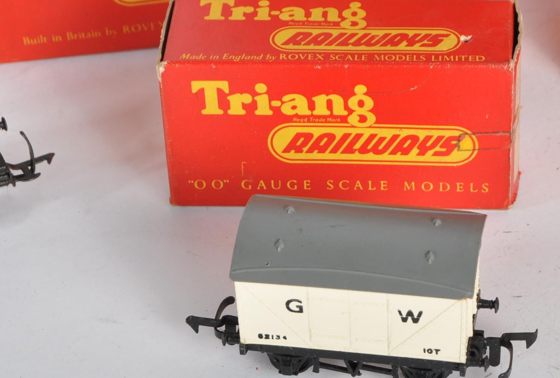 COLLECTION OF VINTAGE TRIANG 00 GAUGE MODEL RAILWAY WAGONS - Image 4 of 10