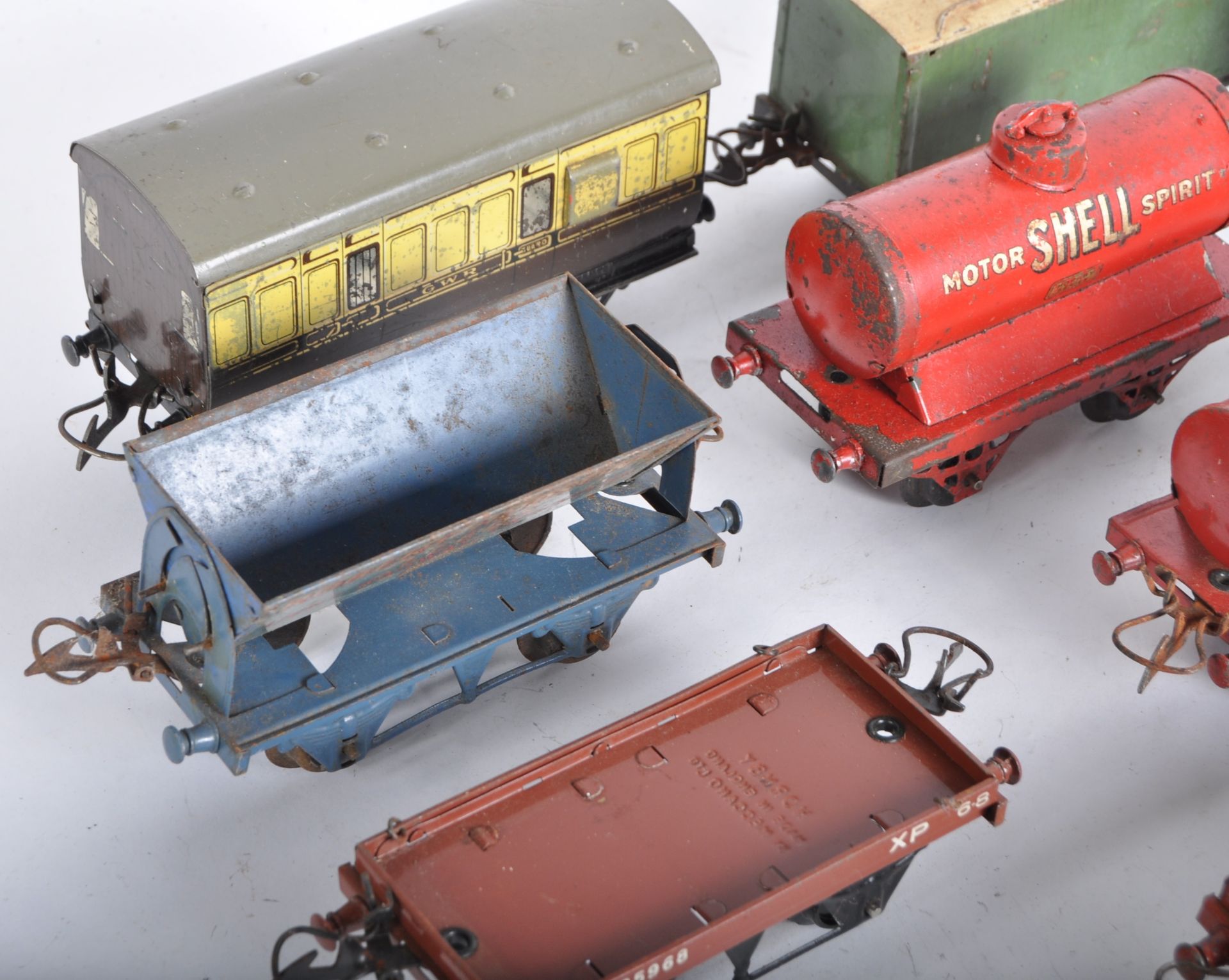 COLLECTION OF VINTAGE HORNBY O GAUGE TINPLATE WAGONS - Image 5 of 10