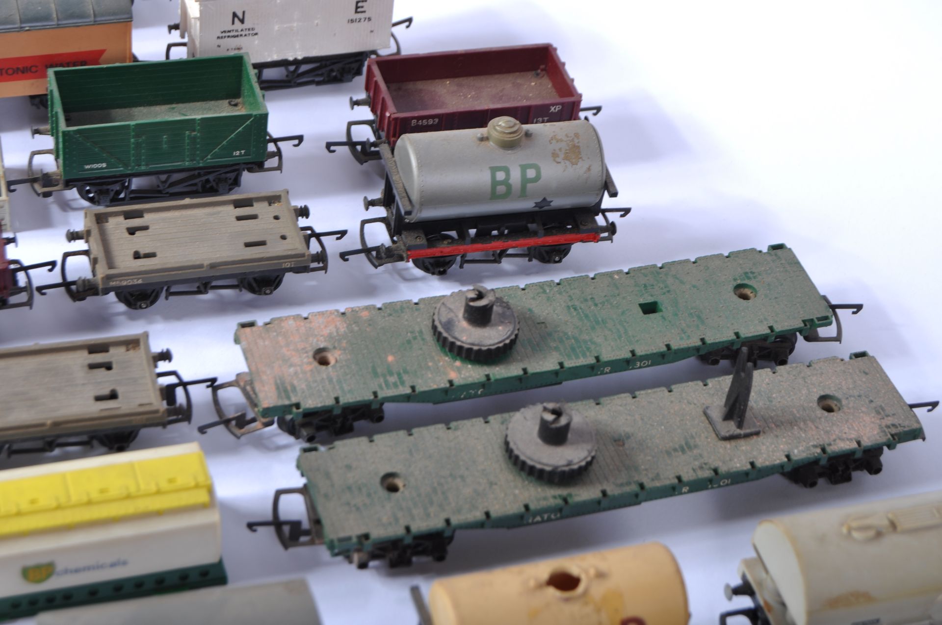 LARGE COLLECTION OF ASSORTED VINTAGE HORNBY ROLLING STOCK - Image 6 of 7
