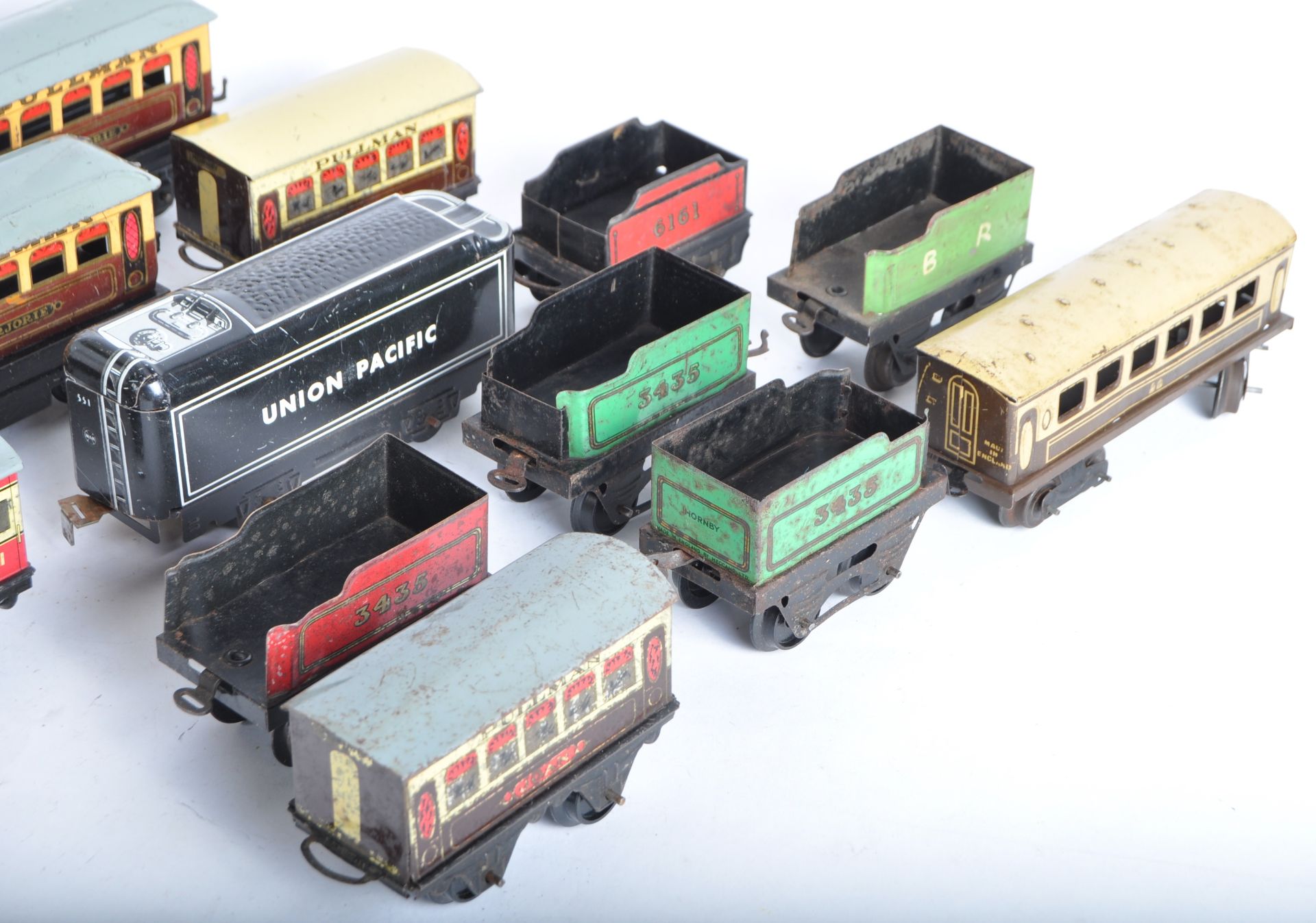 COLLECTION OF VINTAGE HORNBY O GAUGE TINPLATE ROLLING STOCK - Image 2 of 8