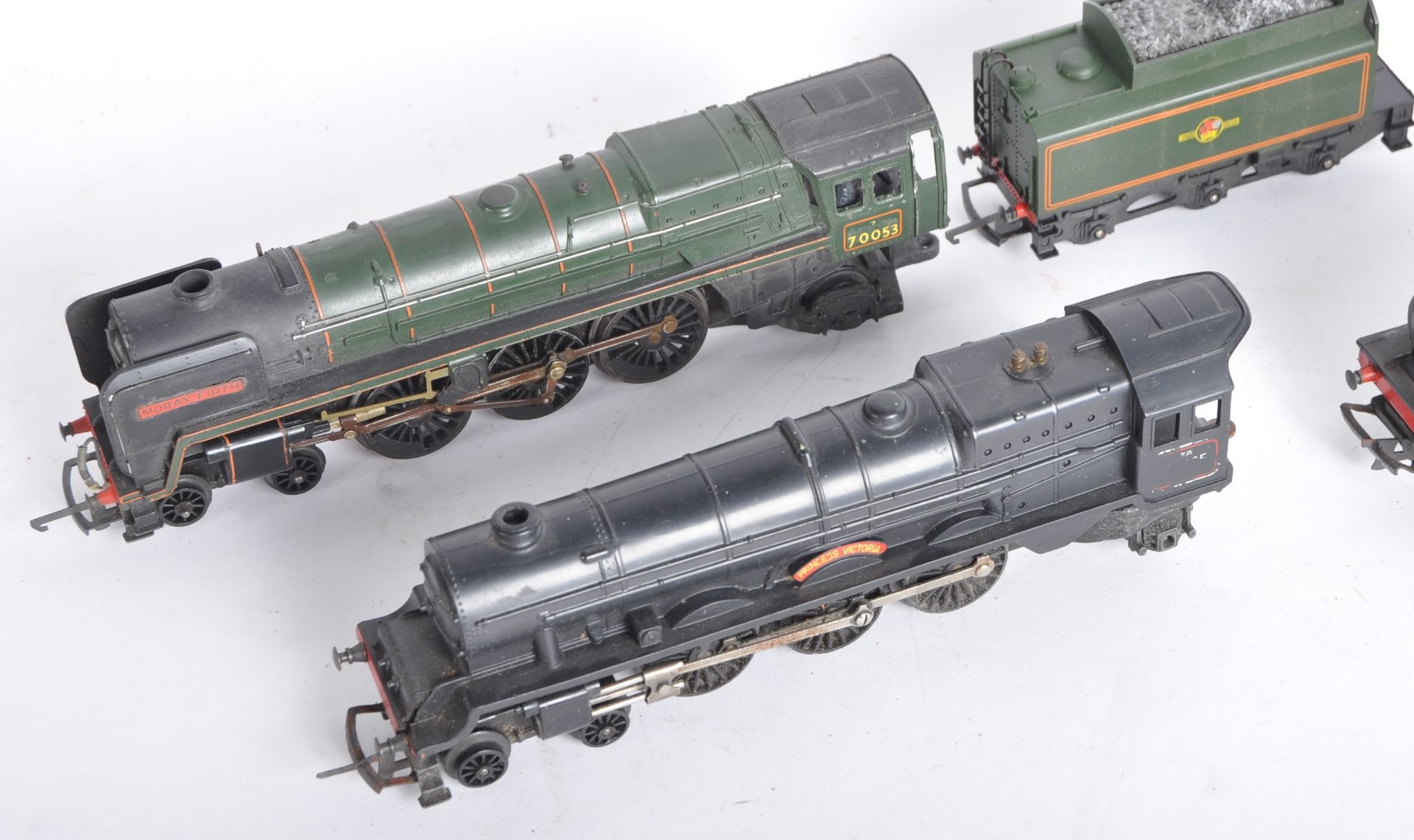 COLLECTION OF VINTAGE TRIANG 00 GAUGE MODEL RAILWAY LOCOMOTIVES - Image 6 of 7