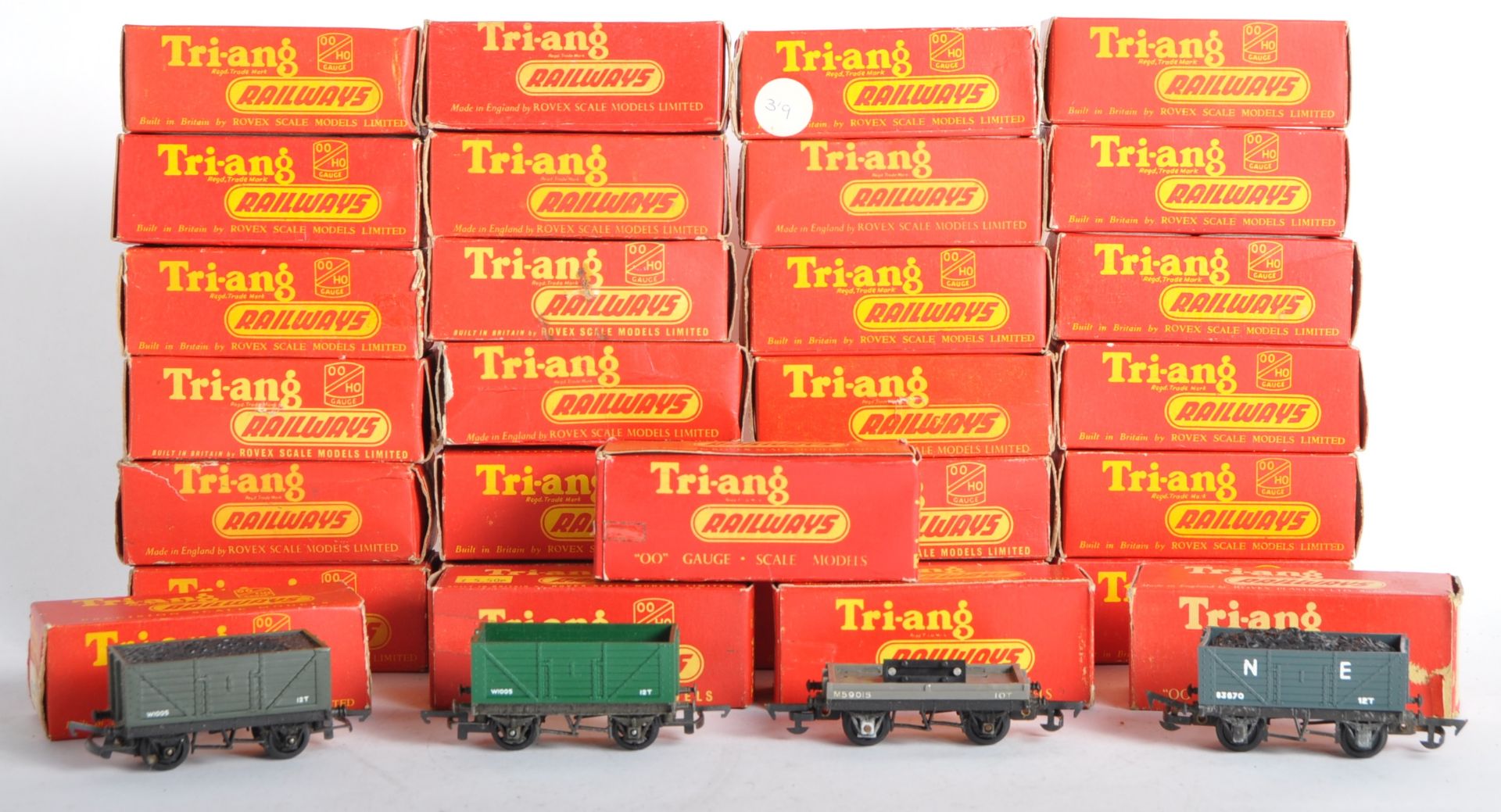 COLLECTION OF VINTAGE TRIANG 00 GAUGE MODEL RAILWAY WAGONS