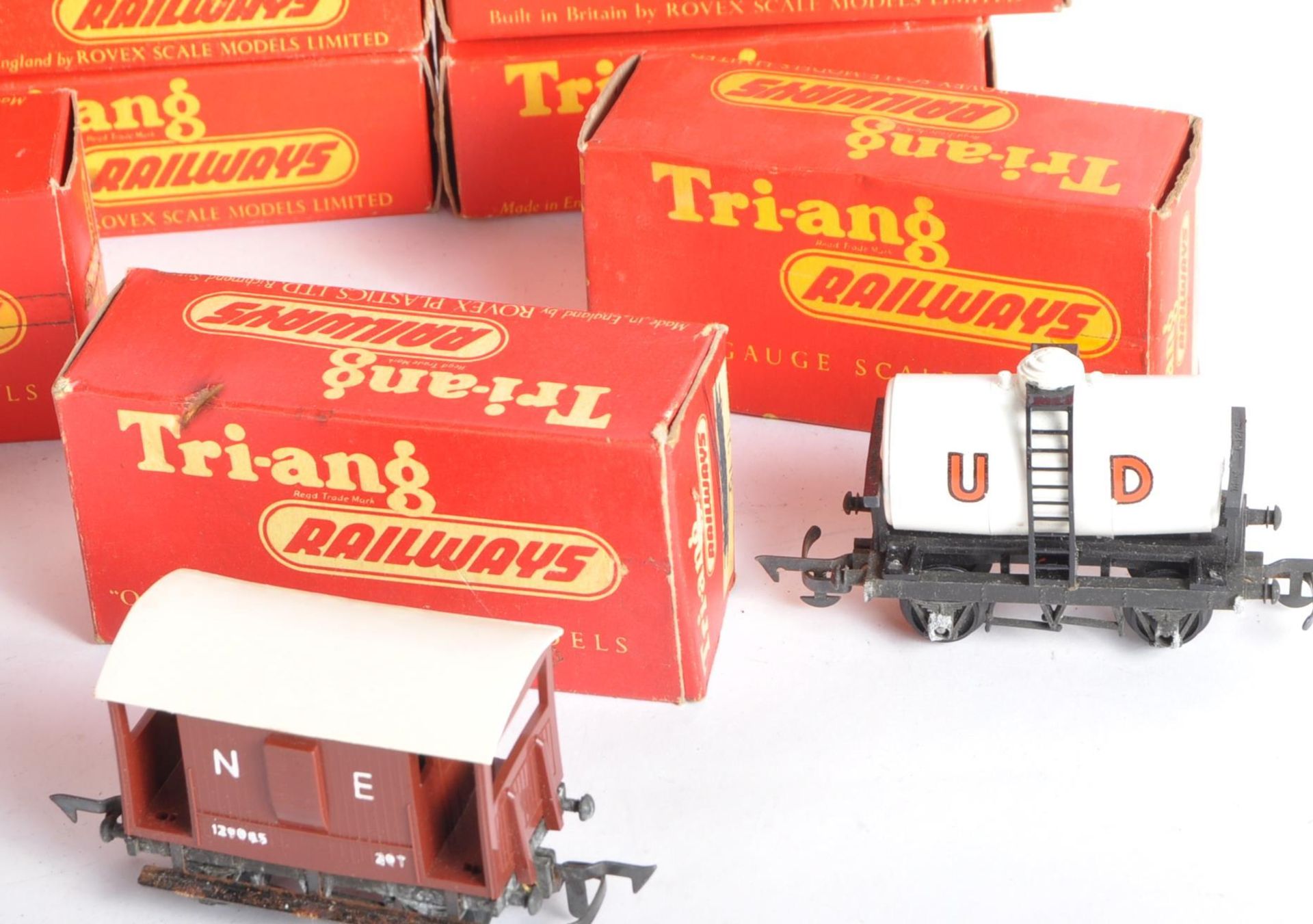 COLLECTION OF VINTAGE TRIANG 00 GAUGE MODEL RAILWAY WAGONS - Image 6 of 10