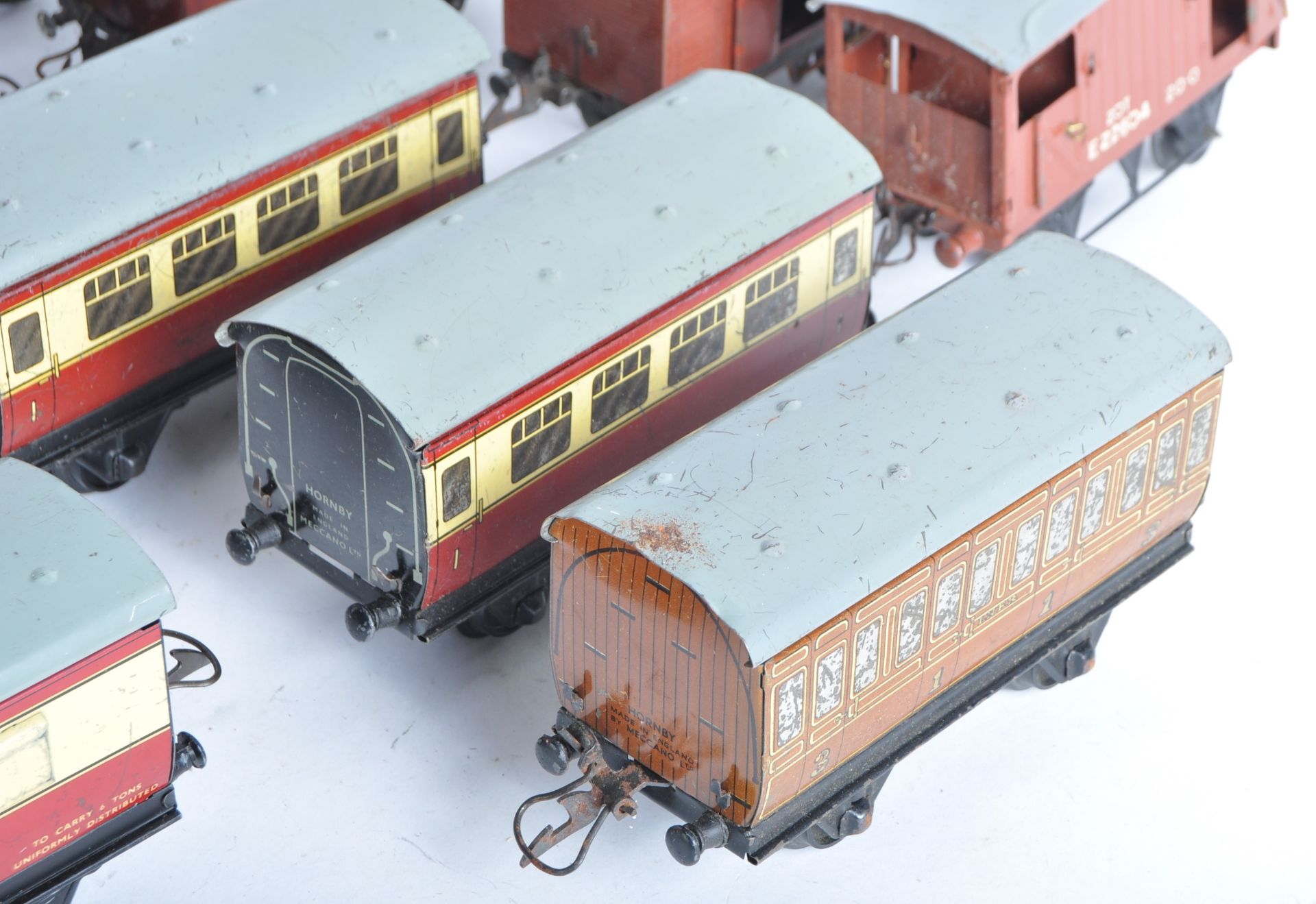 COLLECTION OF VINTAGE HORNBY SERIES O GAUGE TINPLATE WAGONS - Image 3 of 6