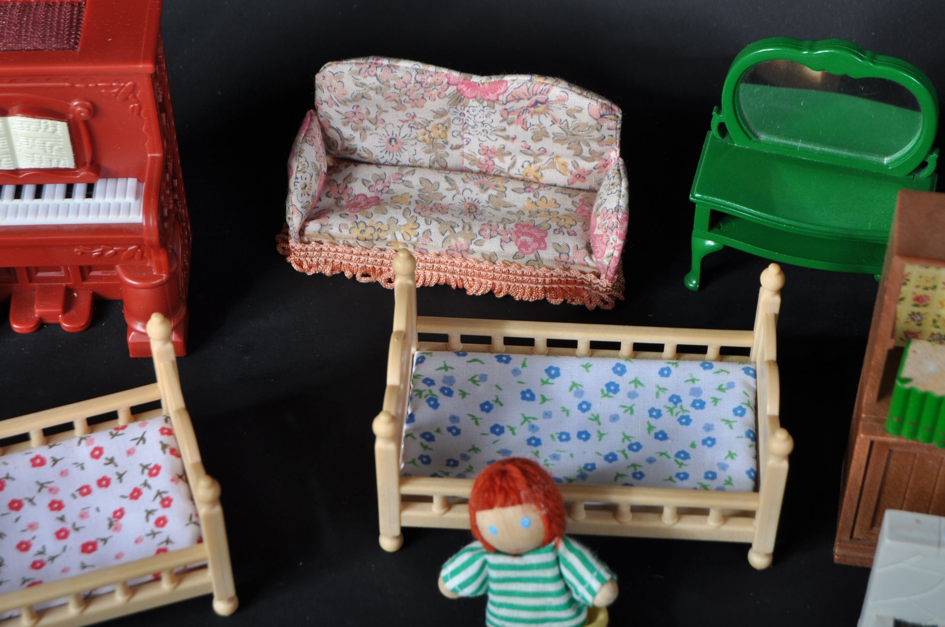 COLLECTION OF ASSORTED DOLLS HOUSE FURNITURE - Image 7 of 11