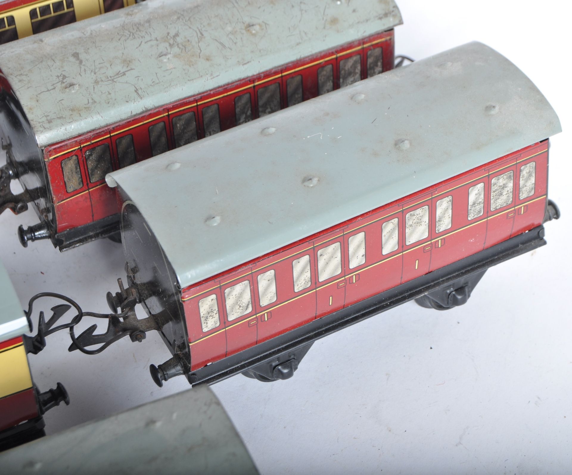 COLLECTION OF VINTAGE HORNBY O GAUGE TINPLATE COACHES - Image 5 of 7