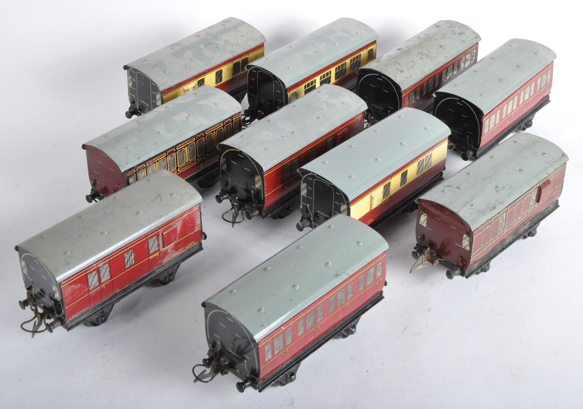 COLLECTION OF VINTAGE HORNBY O GAUGE TINPLATE COACHES