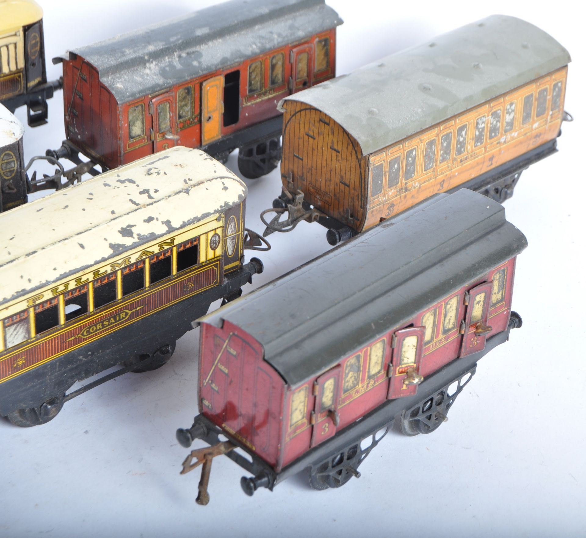 COLLECTION OF VINTAGE HORNBY O GAUGE TINPLATE RAILWAY CARRIAGES - Image 4 of 7