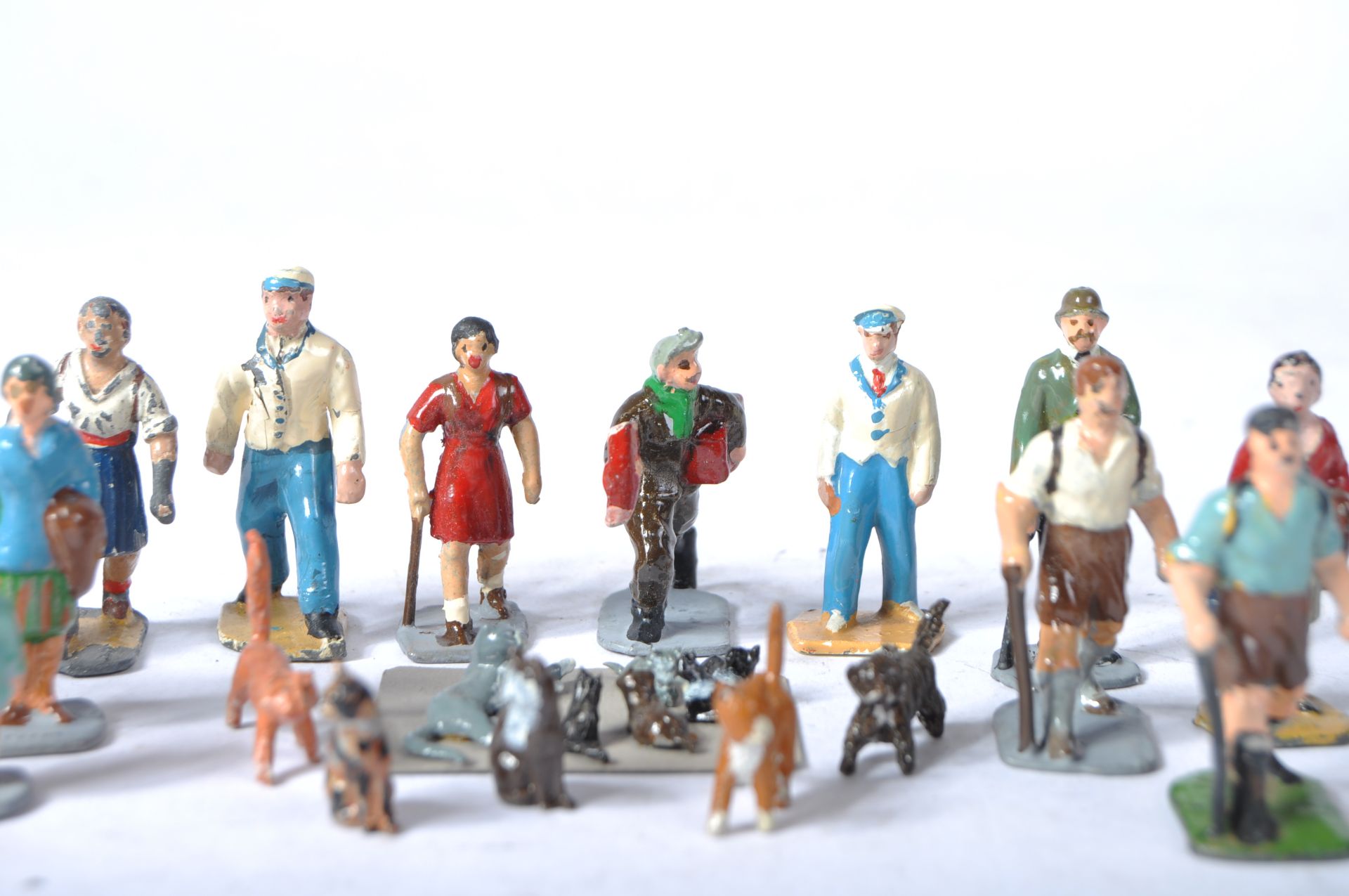 COLLECTION OF VINTAGE O GAUGE MODEL RAILWAY TRACKSIDE FIGURES - Image 3 of 6