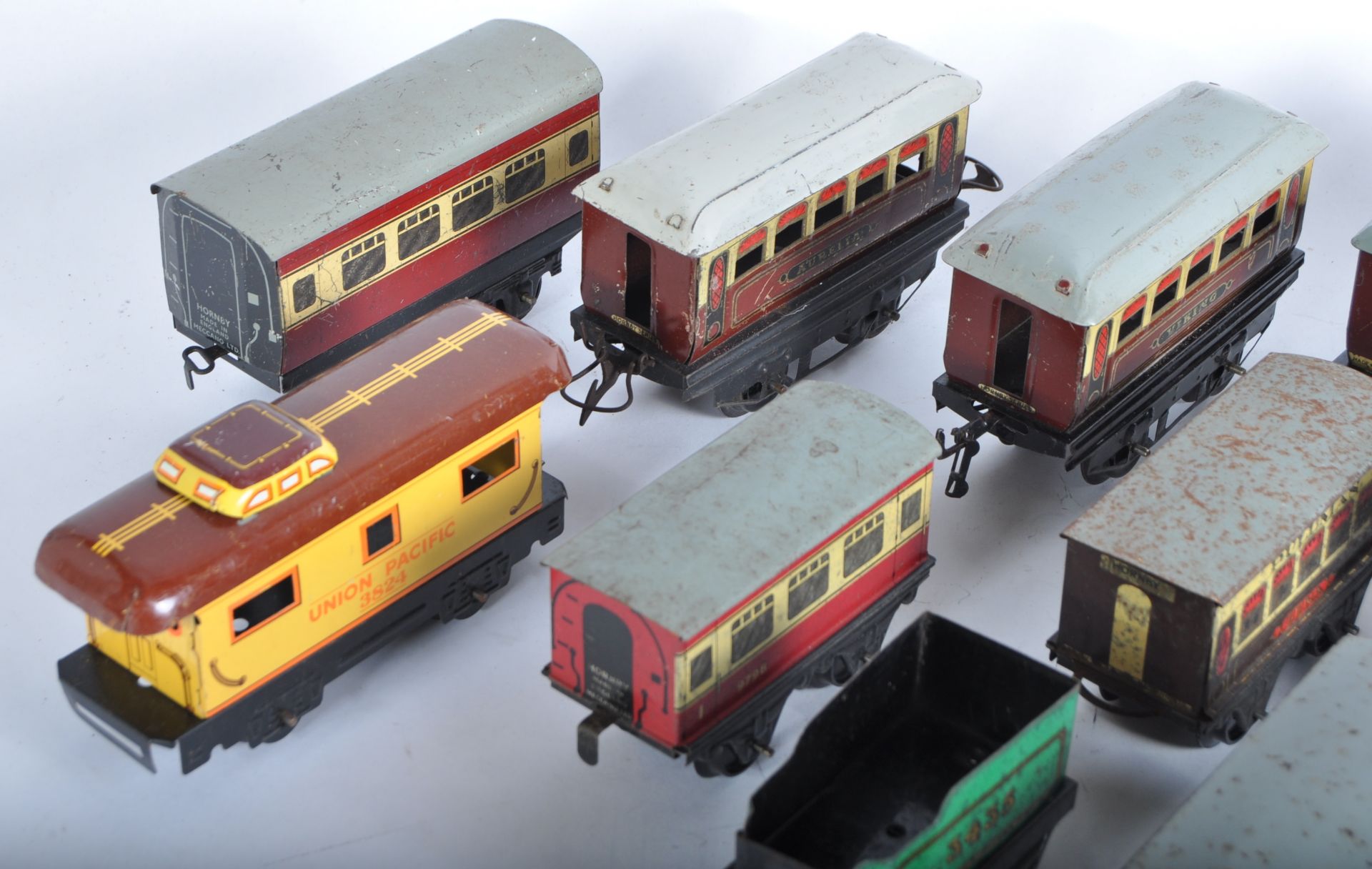 COLLECTION OF VINTAGE HORNBY O GAUGE TINPLATE ROLLING STOCK - Image 4 of 8