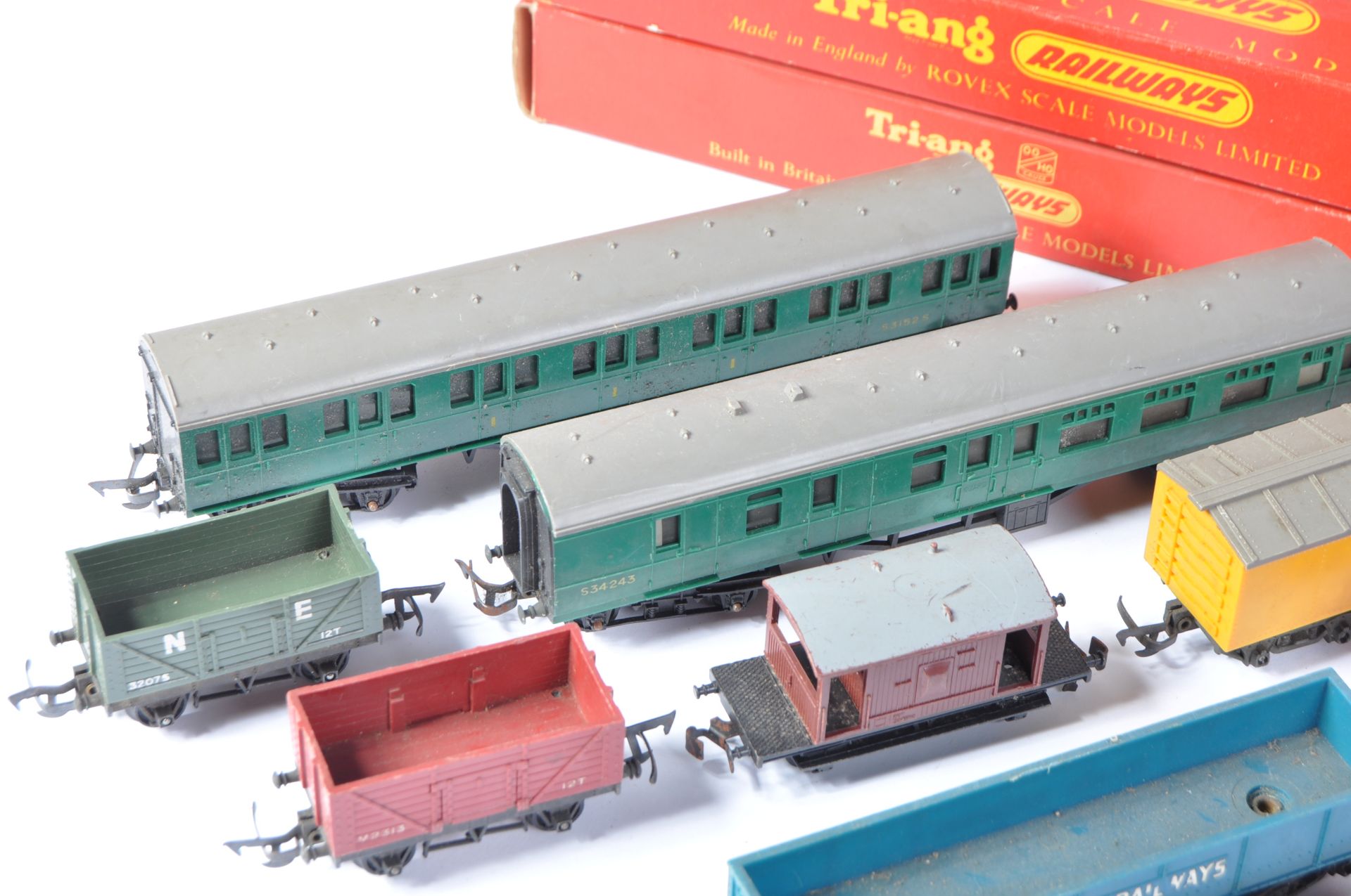 COLLECTION OF VINTAGE TRIANG 00 GAUGE MODEL RAILWAY ROLLING STOCK - Image 4 of 8