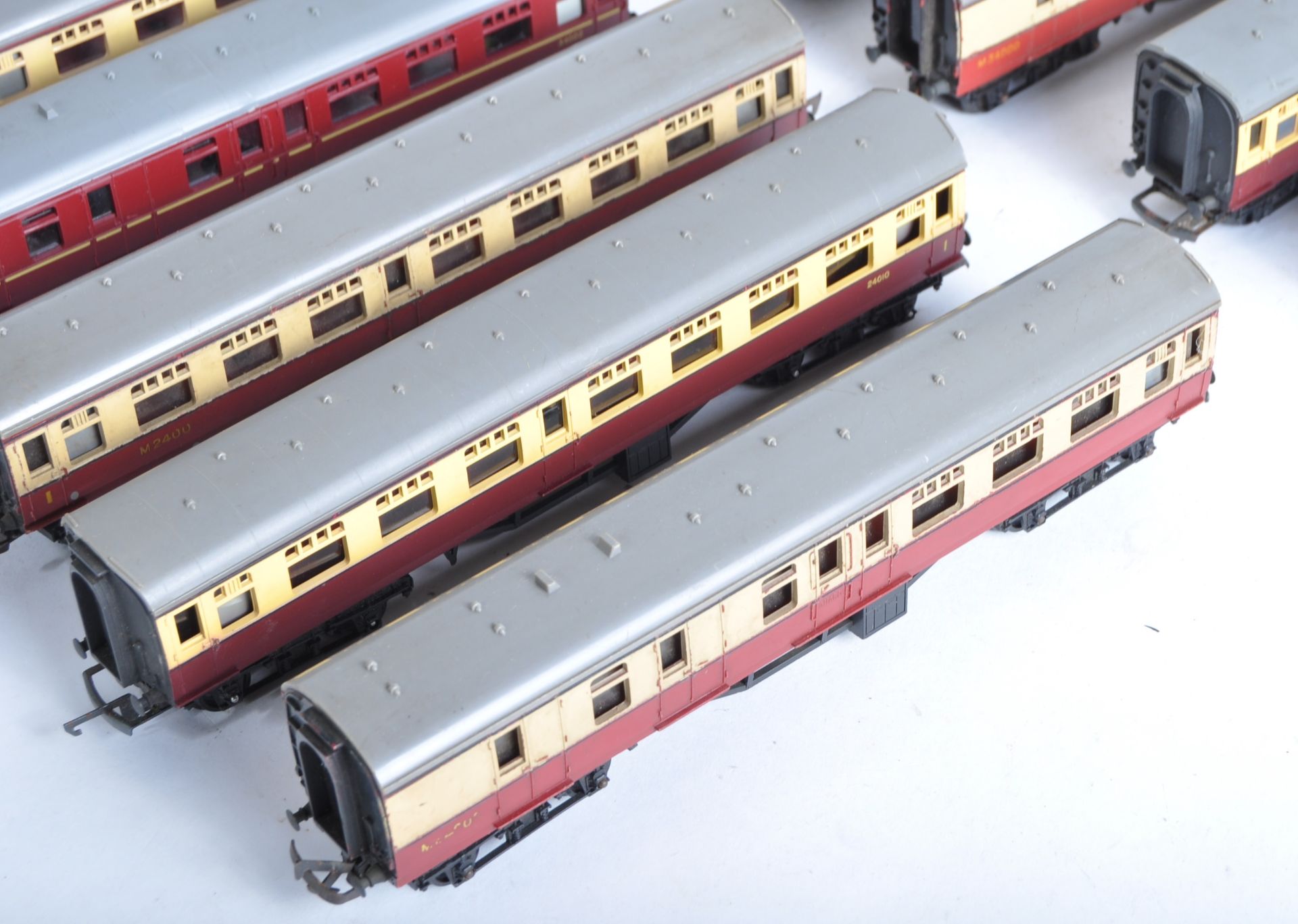 COLLECTION OF VINTAGE TRIANG 00 GAUGE MODEL RAILWAY COACHES - Image 6 of 7