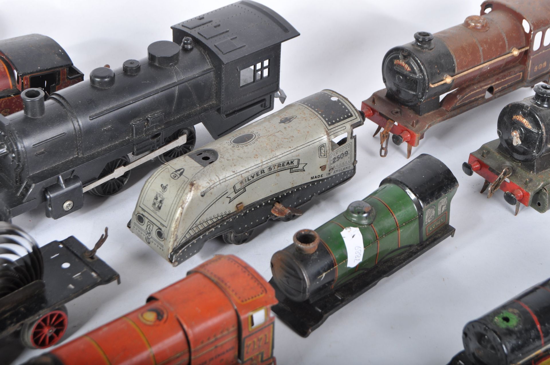 COLLECTION OF VINTAGE O GAUGE CLOCKWORK LOCOMOTIVE PARTS - Image 7 of 8