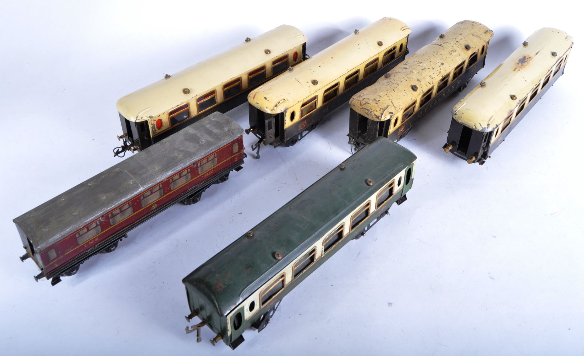 COLLECTION OF VINTAGE HORNBY O GAUGE TINPLATE TRAINSET CARRIAGES