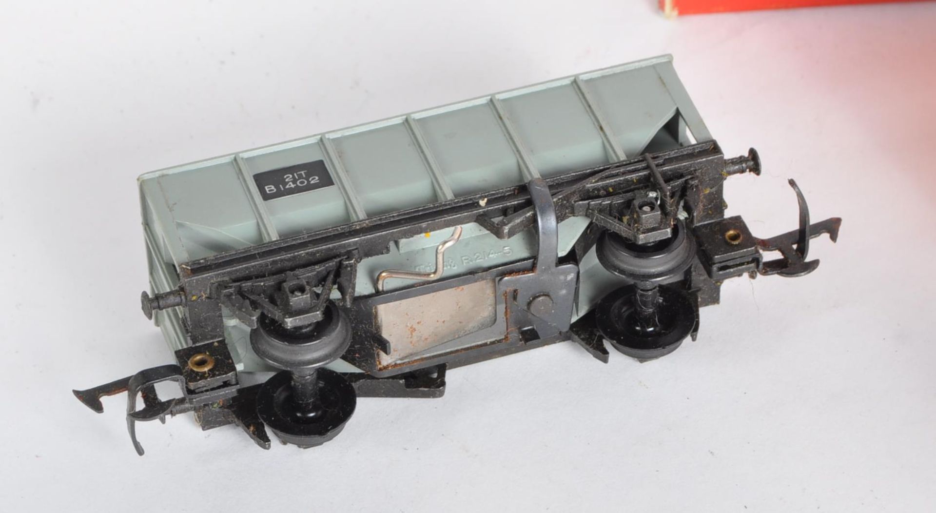 COLLECTION OF VINTAGE TRIANG 00 GAUGE MODEL RAILWAY WAGONS - Image 3 of 10