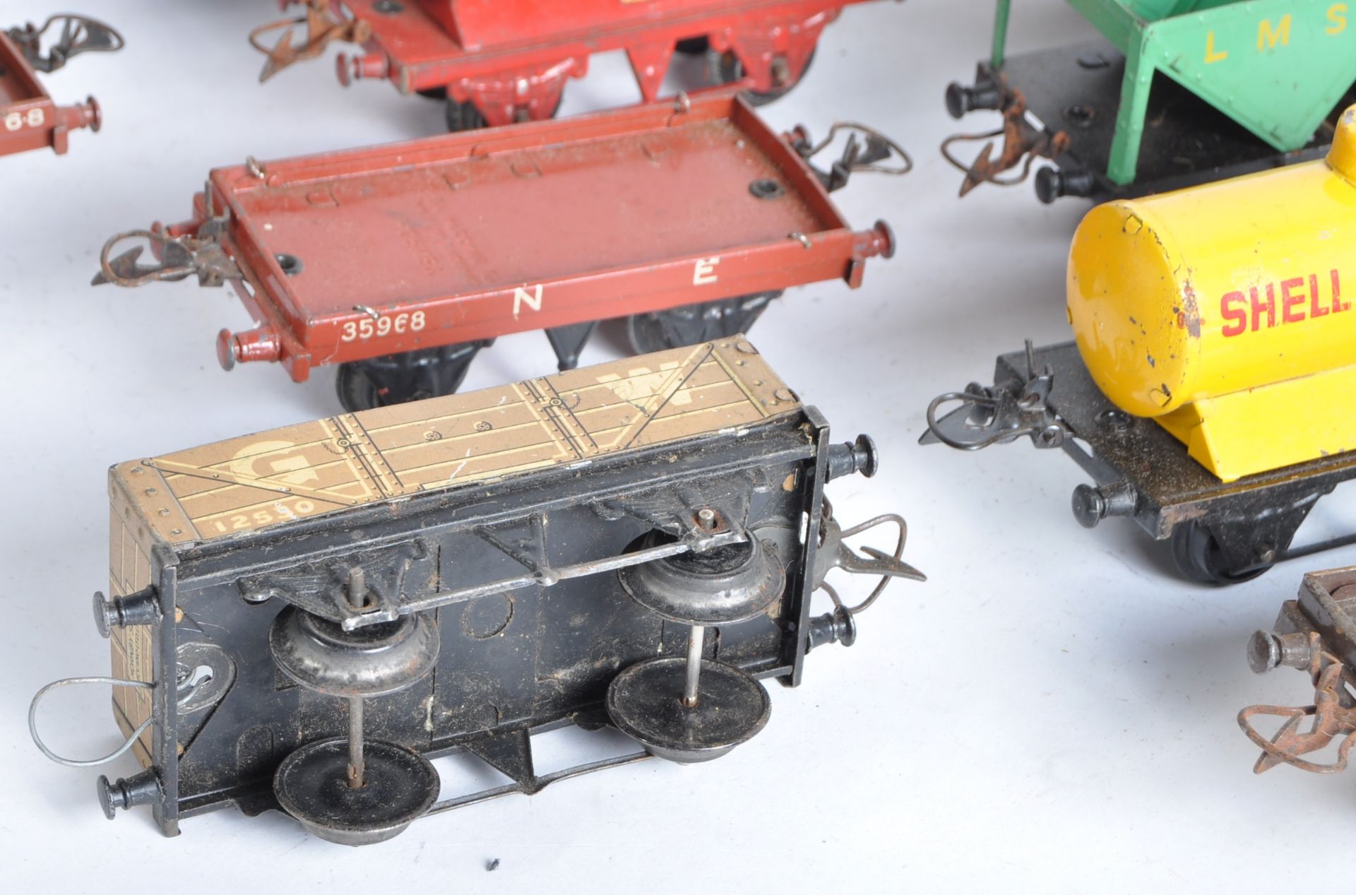 COLLECTION OF VINTAGE HORNBY O GAUGE TINPLATE WAGONS - Image 7 of 10