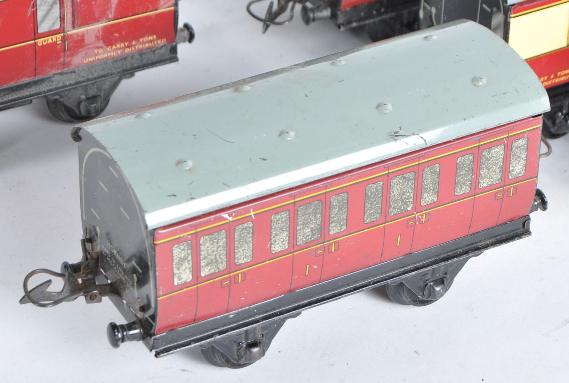 COLLECTION OF VINTAGE HORNBY O GAUGE TINPLATE COACHES - Image 3 of 7