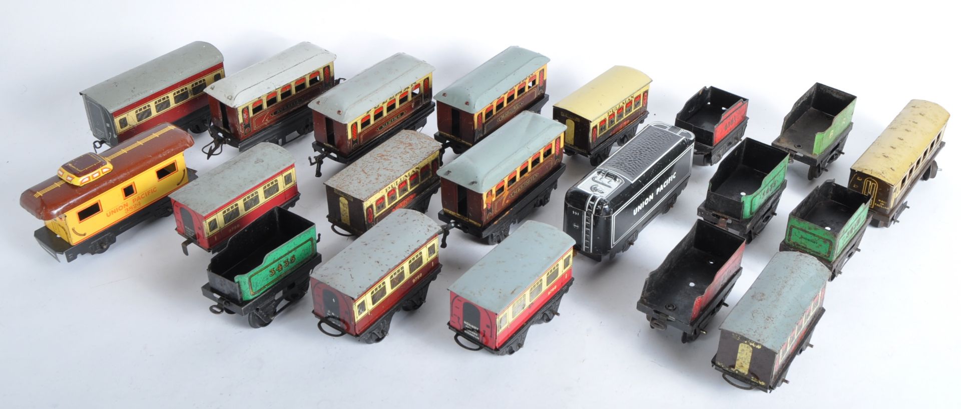 COLLECTION OF VINTAGE HORNBY O GAUGE TINPLATE ROLLING STOCK