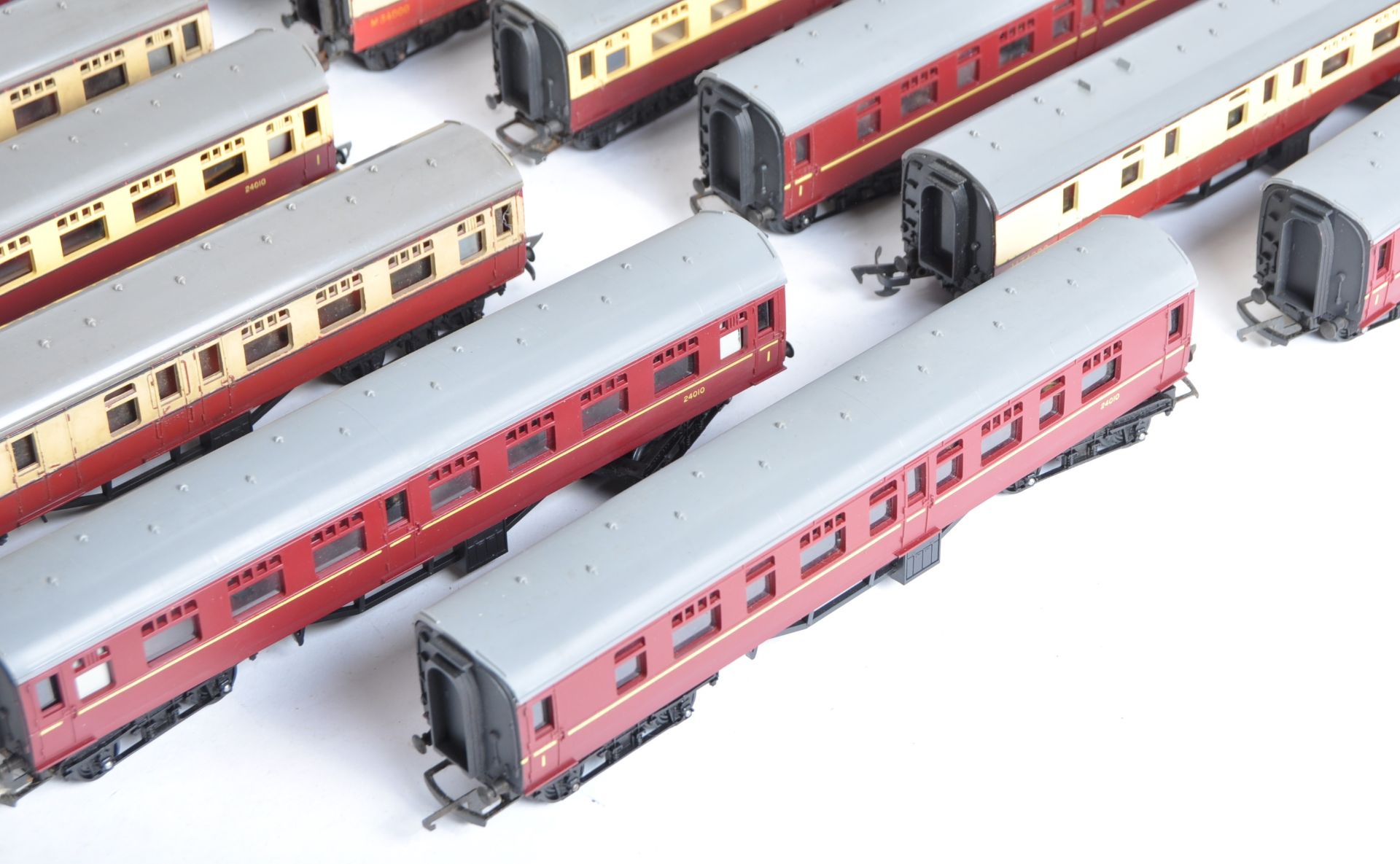 COLLECTION OF VINTAGE TRIANG 00 GAUGE MODEL RAILWAY COACHES - Image 2 of 7