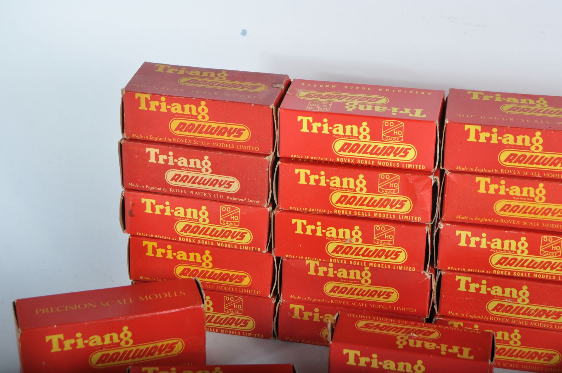 COLLECTION OF VINTAGE TRIANG 00 GAUGE MODEL RAILWAY WAGONS - Image 10 of 10