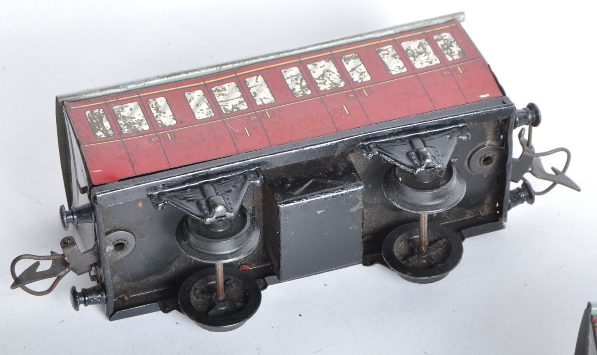 COLLECTION OF VINTAGE HORNBY O GAUGE TINPLATE COACHES - Image 7 of 7