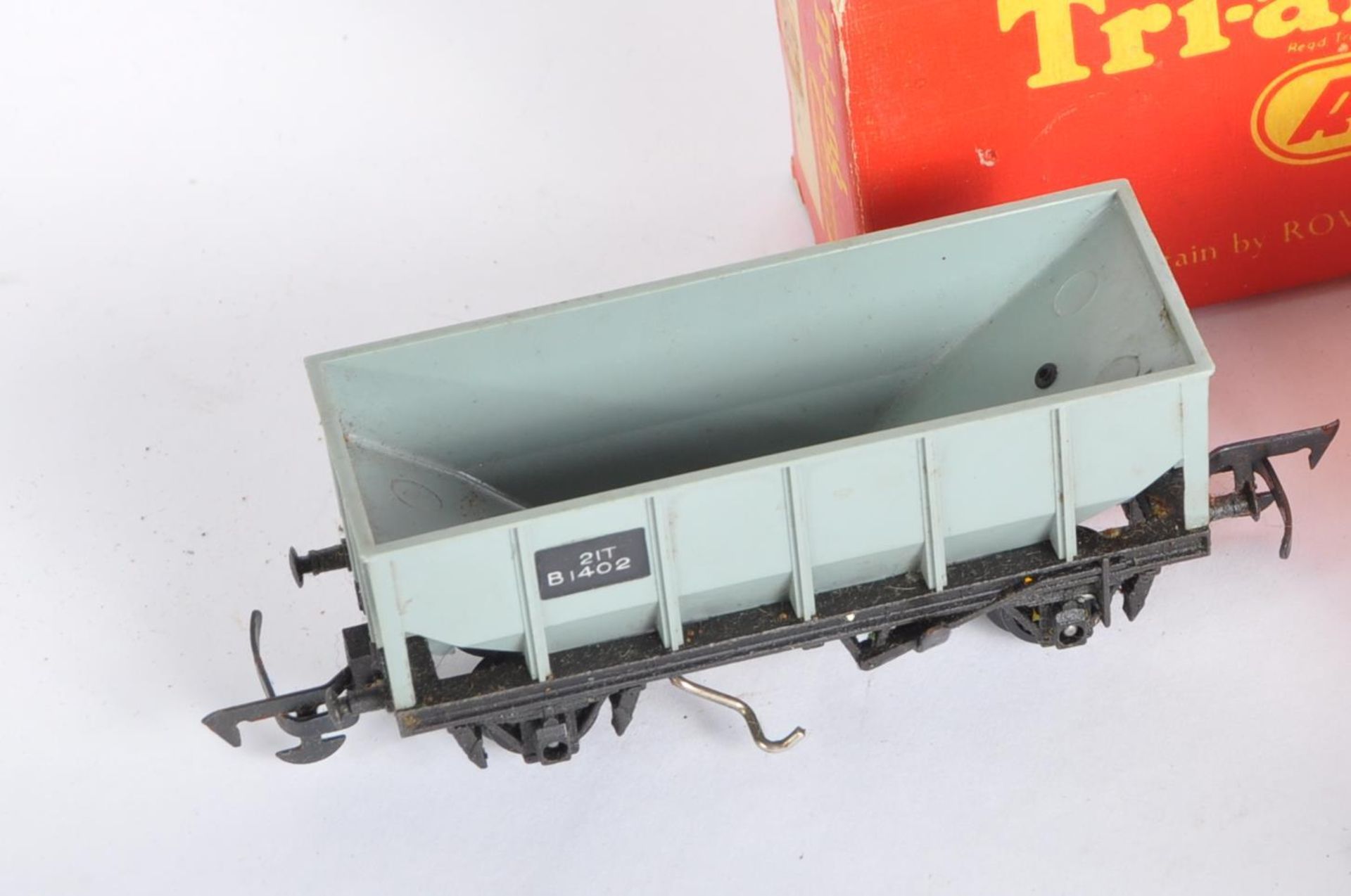 COLLECTION OF VINTAGE TRIANG 00 GAUGE MODEL RAILWAY WAGONS - Image 2 of 10