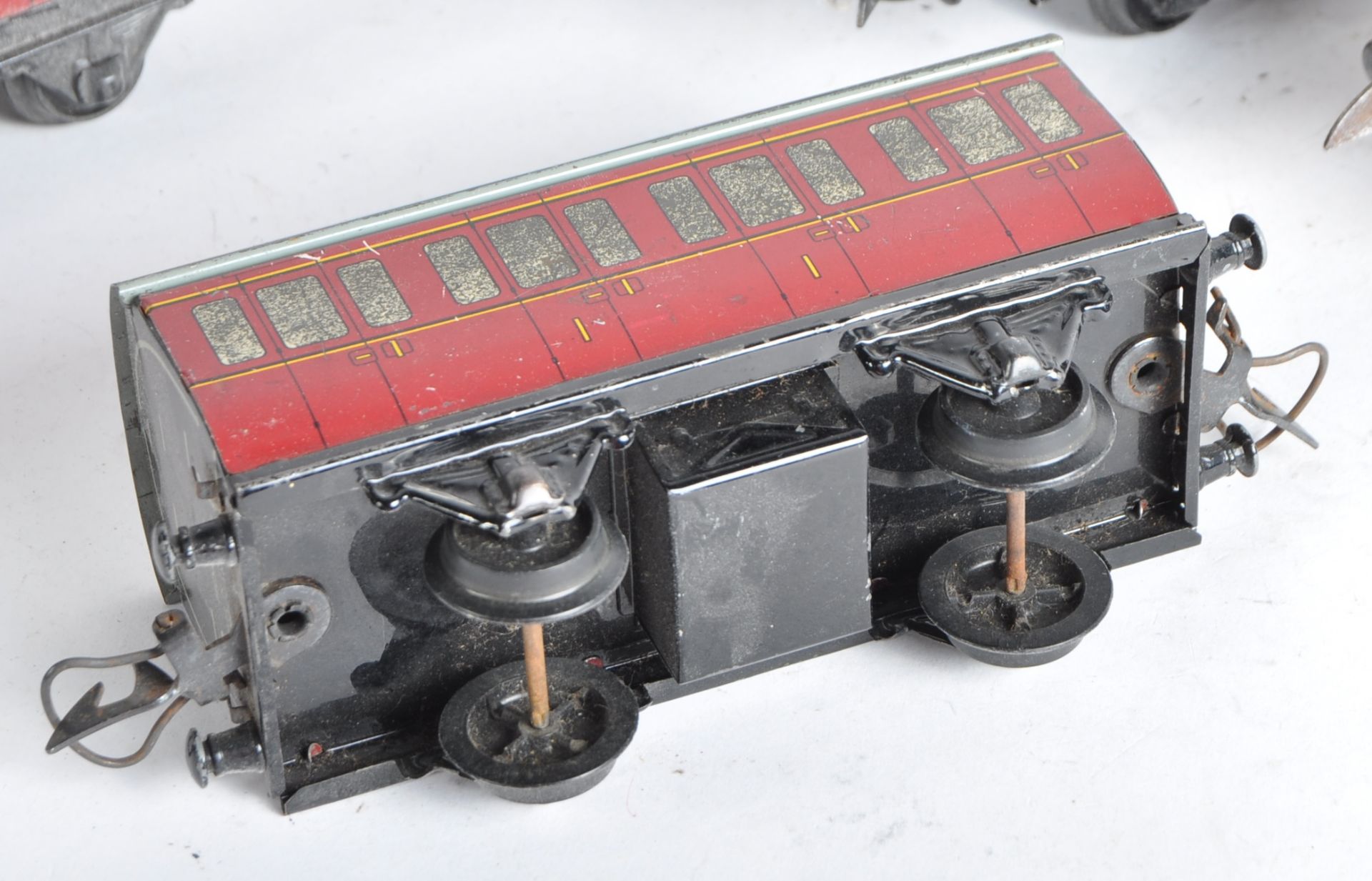 COLLECTION OF VINTAGE HORNBY O GAUGE TINPLATE COACHES - Image 4 of 7