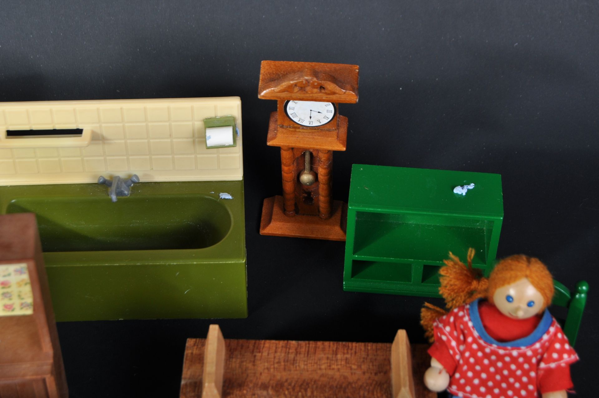 COLLECTION OF ASSORTED DOLLS HOUSE FURNITURE - Image 6 of 11