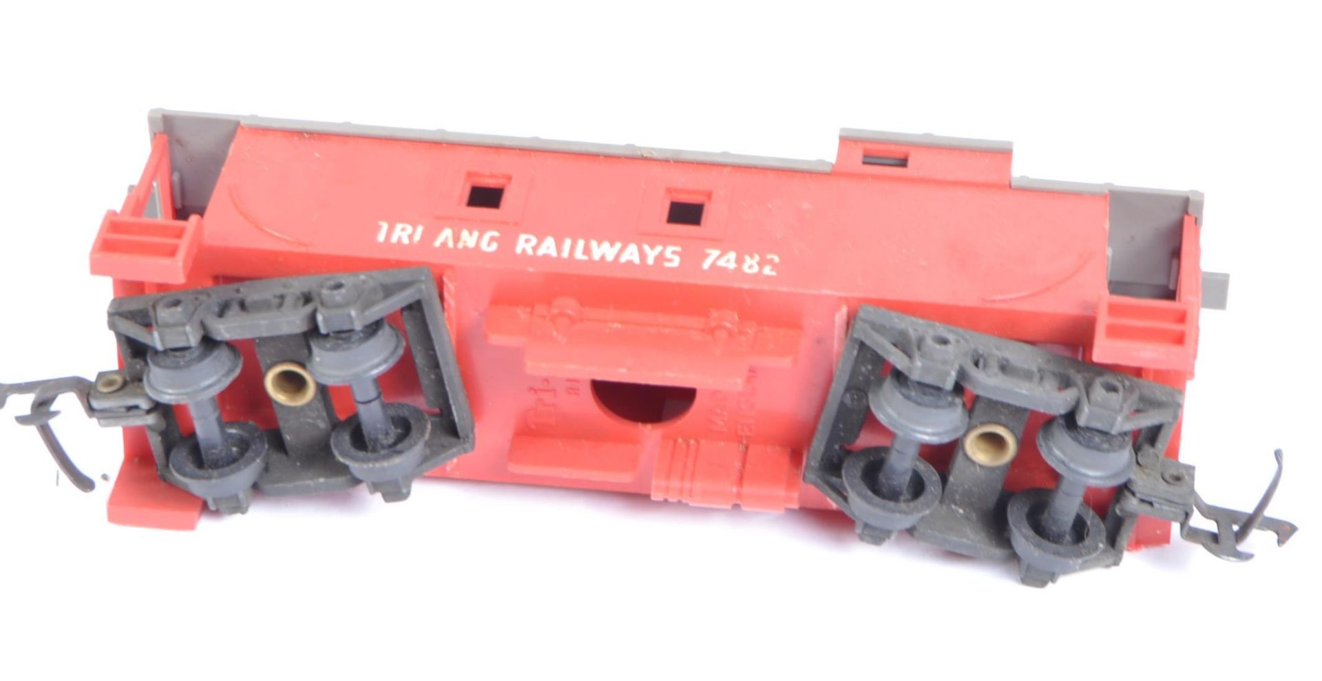 COLLECTION OF VINTAGE TRIANG 00 GAUGE MODEL RAILWAY ROLLING STOCK - Image 6 of 8