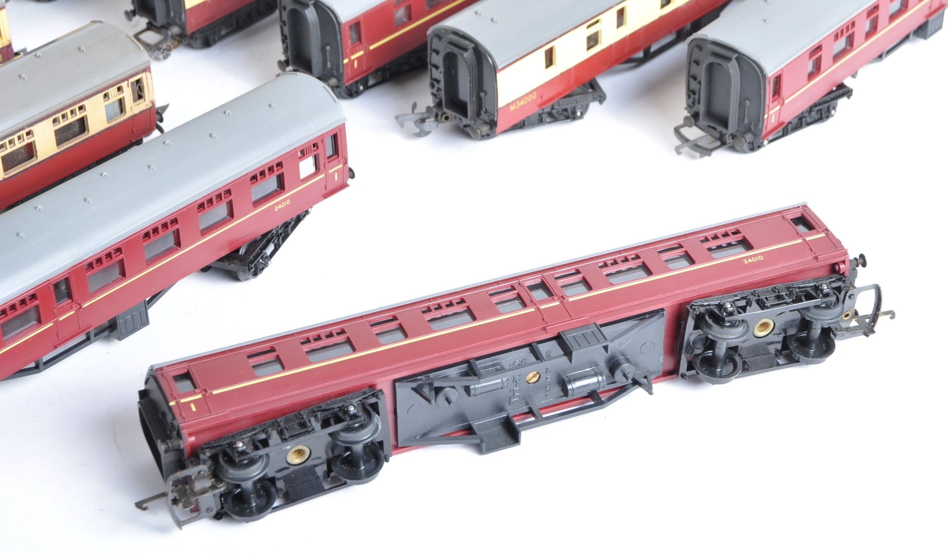COLLECTION OF VINTAGE TRIANG 00 GAUGE MODEL RAILWAY COACHES - Image 3 of 7