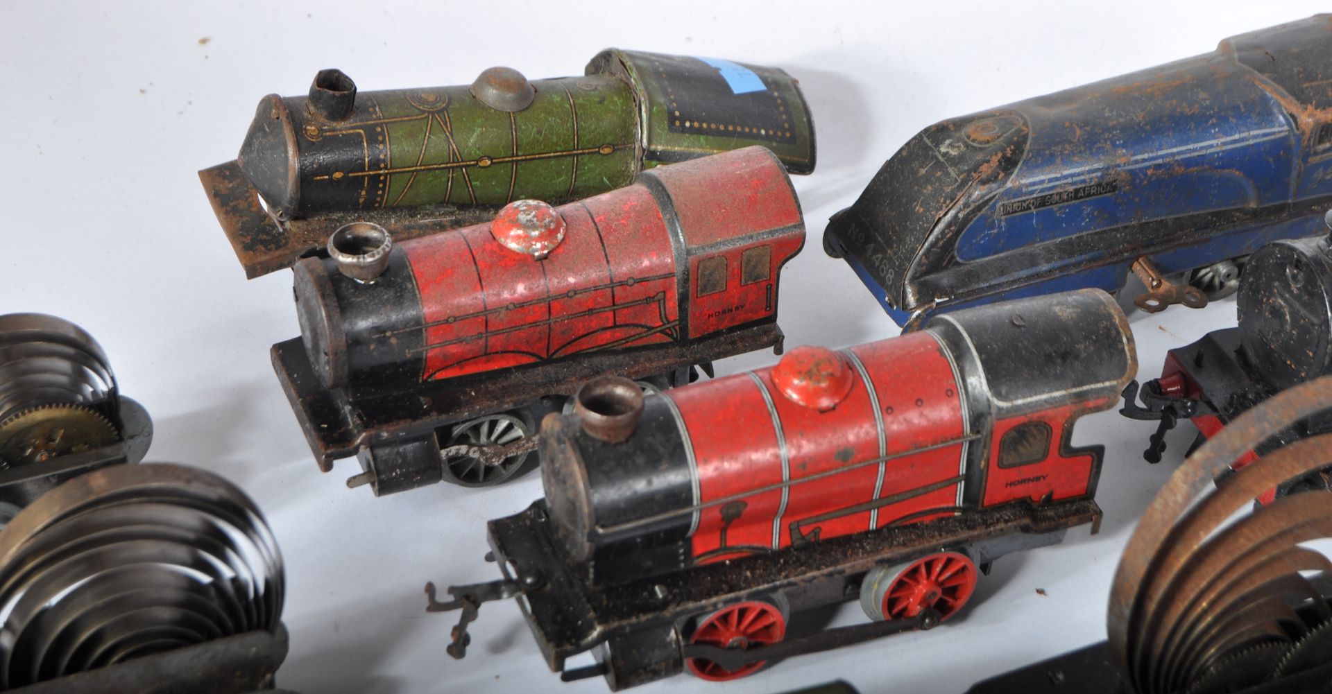 COLLECTION OF VINTAGE O GAUGE CLOCKWORK LOCOMOTIVE PARTS - Image 5 of 8