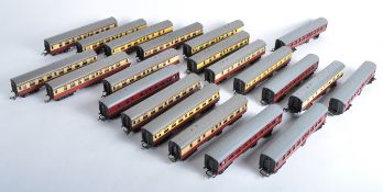 COLLECTION OF VINTAGE TRIANG 00 GAUGE MODEL RAILWAY COACHES