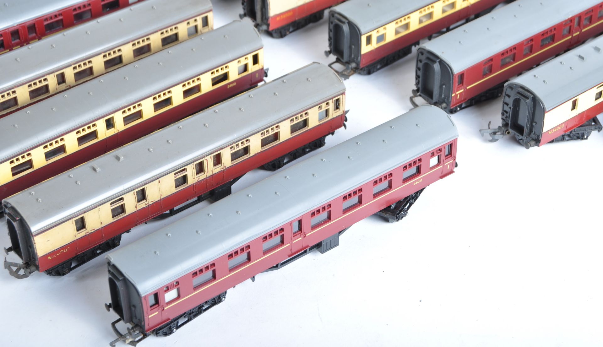COLLECTION OF VINTAGE TRIANG 00 GAUGE MODEL RAILWAY COACHES - Image 4 of 7